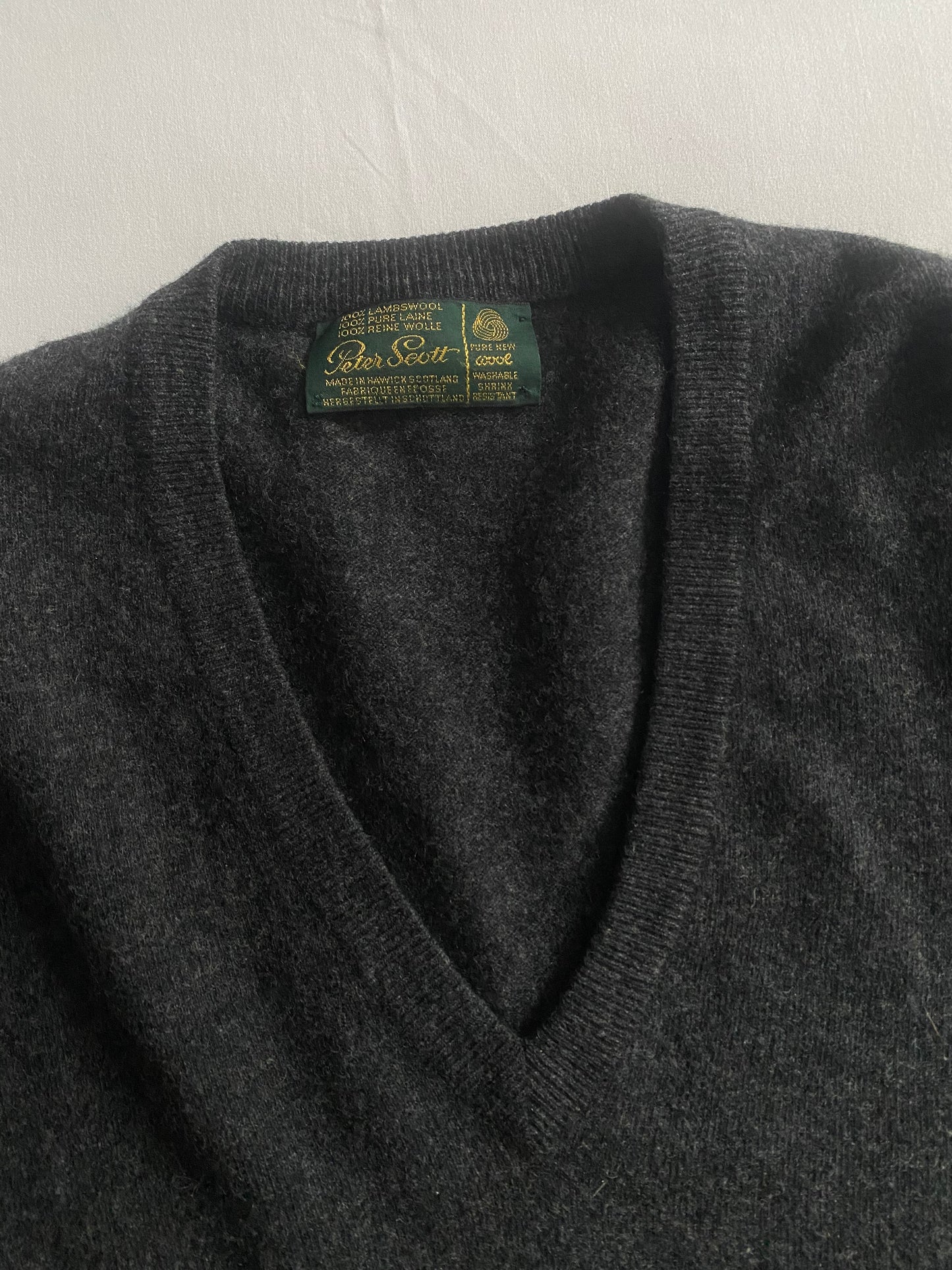 Pulover Vintage Peter Scott – Dark Grey V-Neck – 100% Lână Virgină – Made in Scotland – UK 42