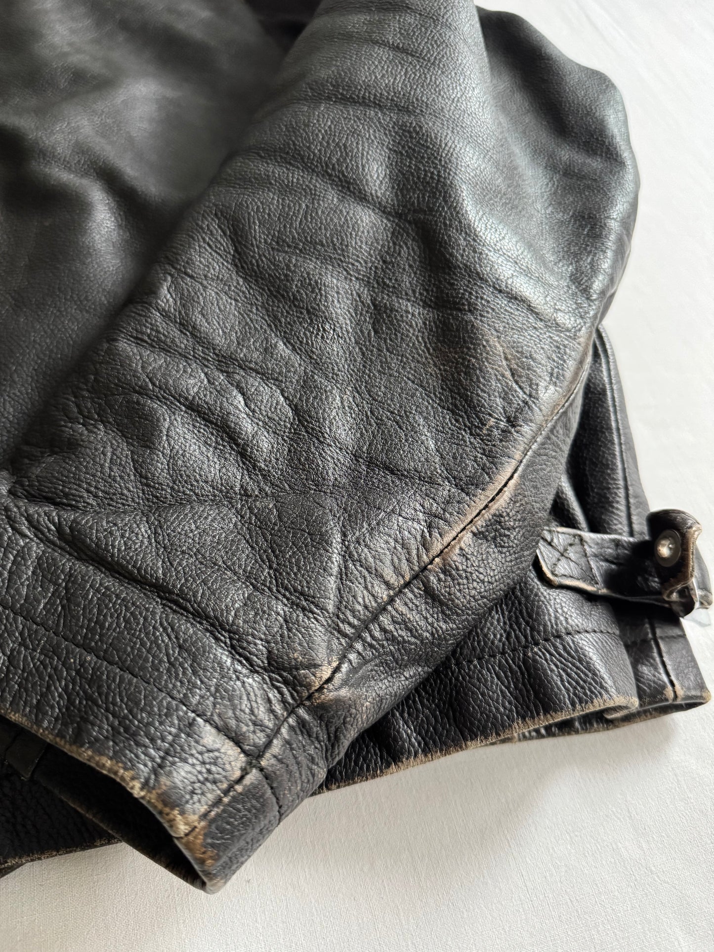 🏍️ Geacă vintage din piele neagră pentru bărbați – mărimea L – croială cropped – piele naturală cu patină autentică