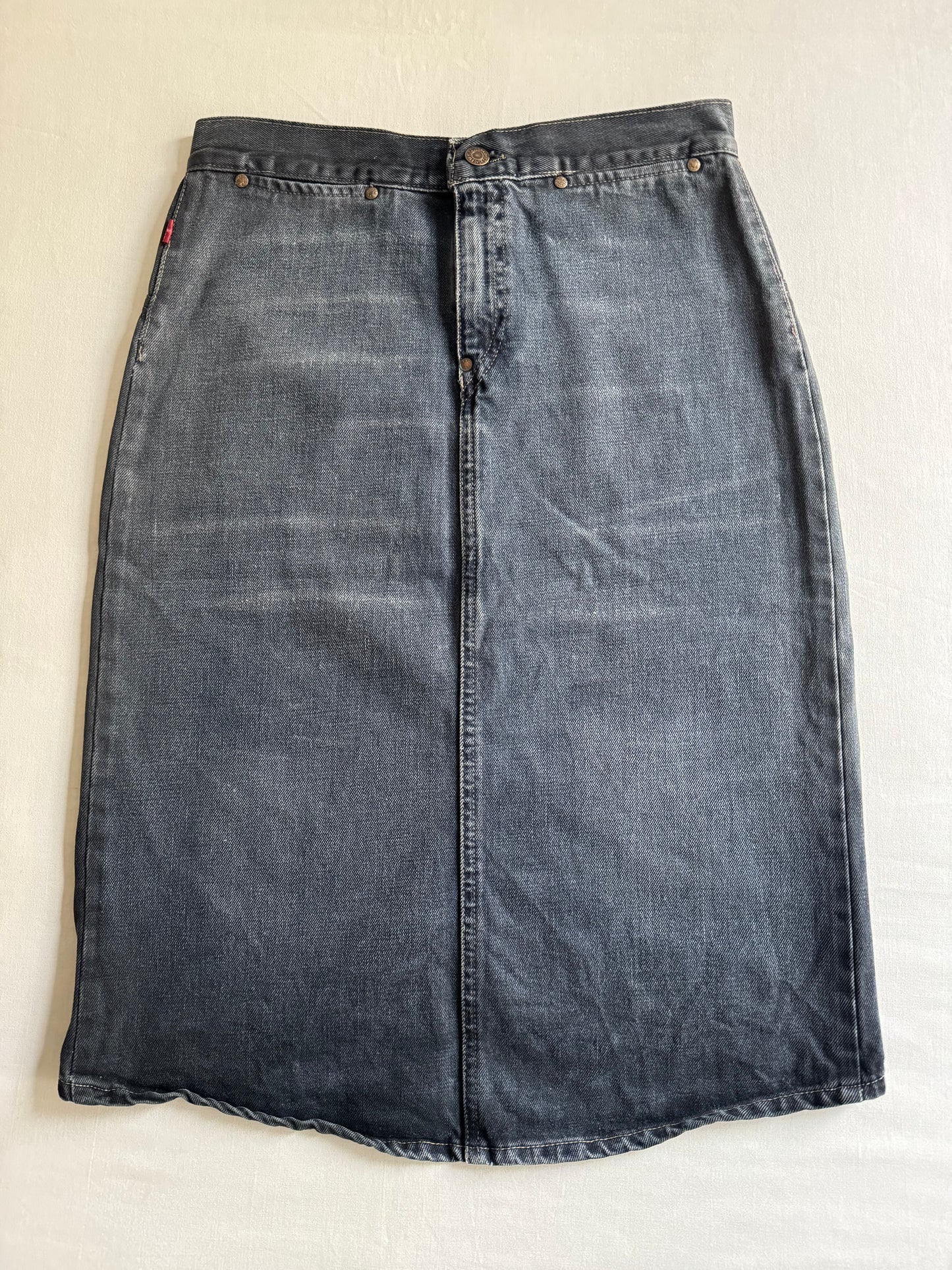 👖 Fustă Vintage Levi’s din denim cerat cu curea reglabilă la spate – mărimea S