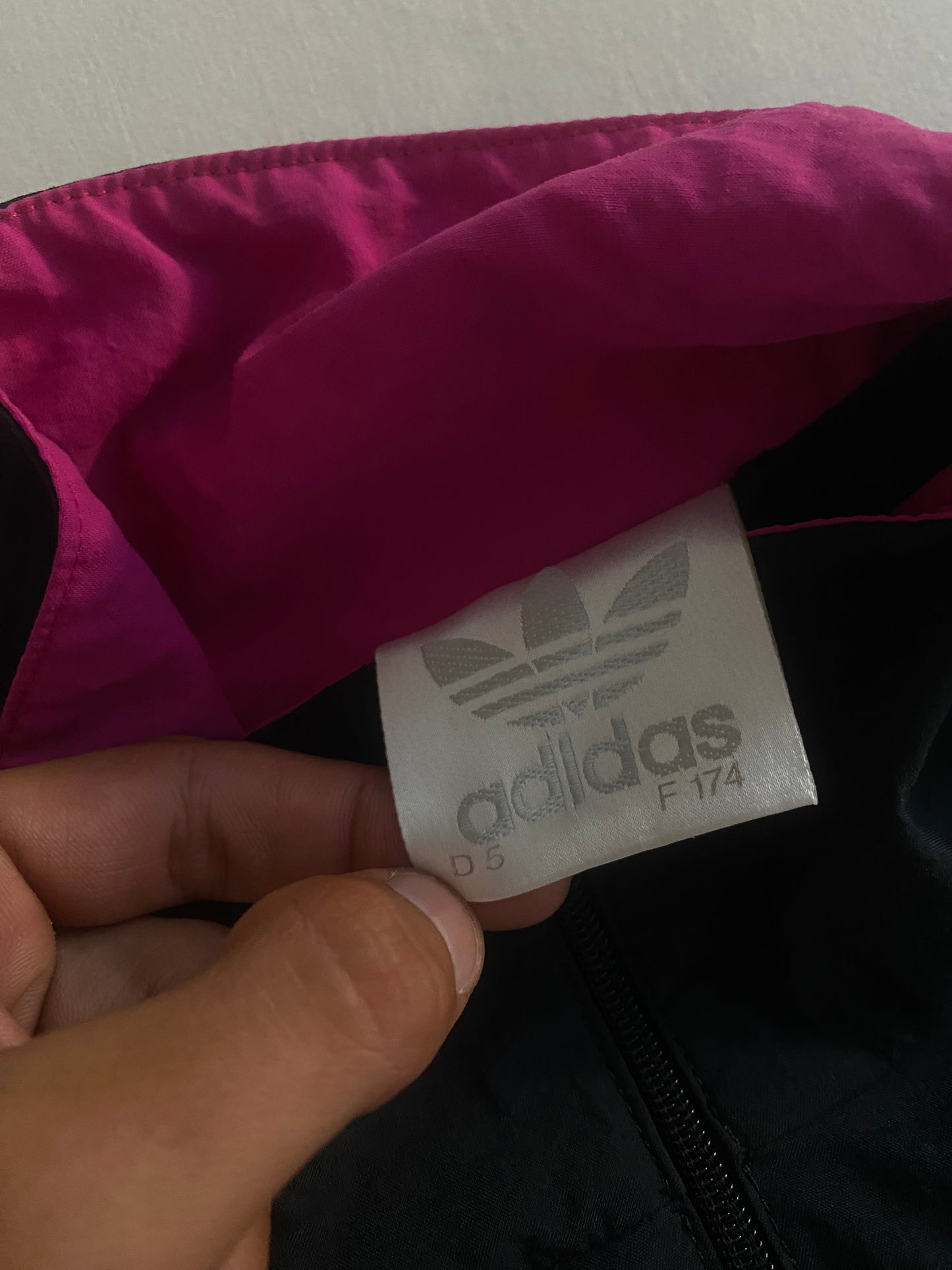 Geacă Windbreaker Vintage Adidas Anii ’80 – Negru/Alb/Roz – Mărime M/L (fit boxy M)
