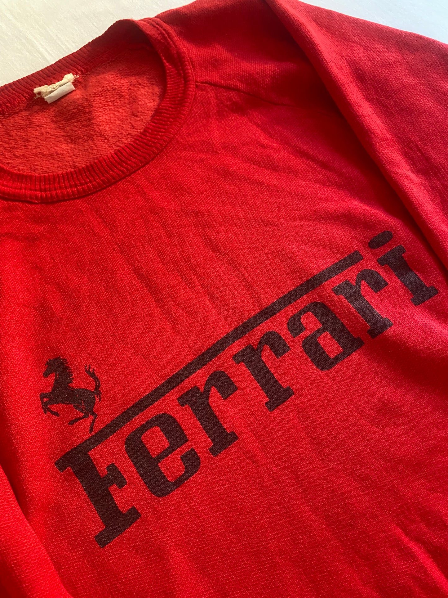 Crewneck Vintage Ferrari – Anii ’80, Made in Italy, Mărime S Fit Boxy