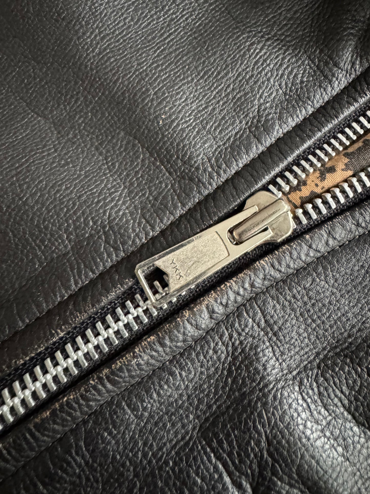 🏍️ Geacă vintage din piele neagră pentru bărbați – mărimea L – croială cropped – piele naturală cu patină autentică