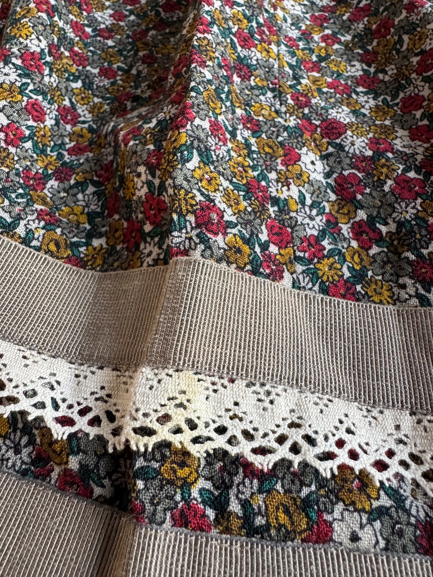 š FustÄ Vintage din LĆ¢nÄ cu Imprimeu Floral ā S (IT 42)