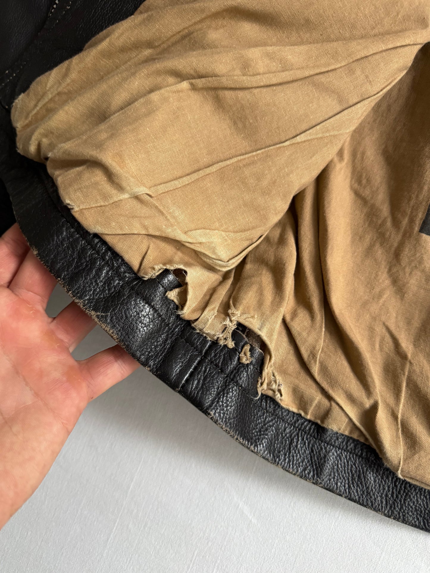 🏍️ Geacă vintage din piele neagră pentru bărbați – mărimea L – croială cropped – piele naturală cu patină autentică