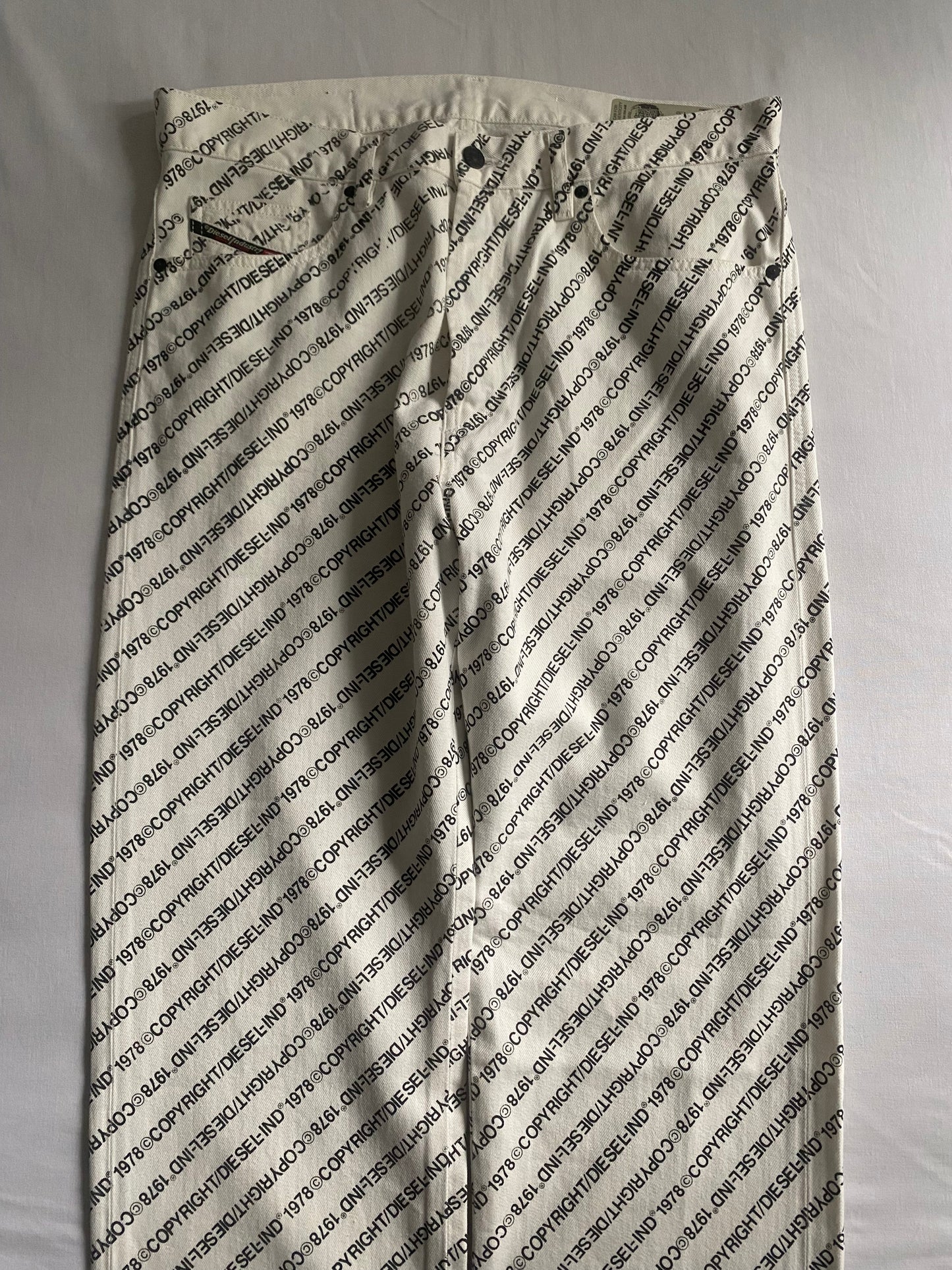 🤍 White Diesel Scripted All-Over Print Jeans – Size 33
