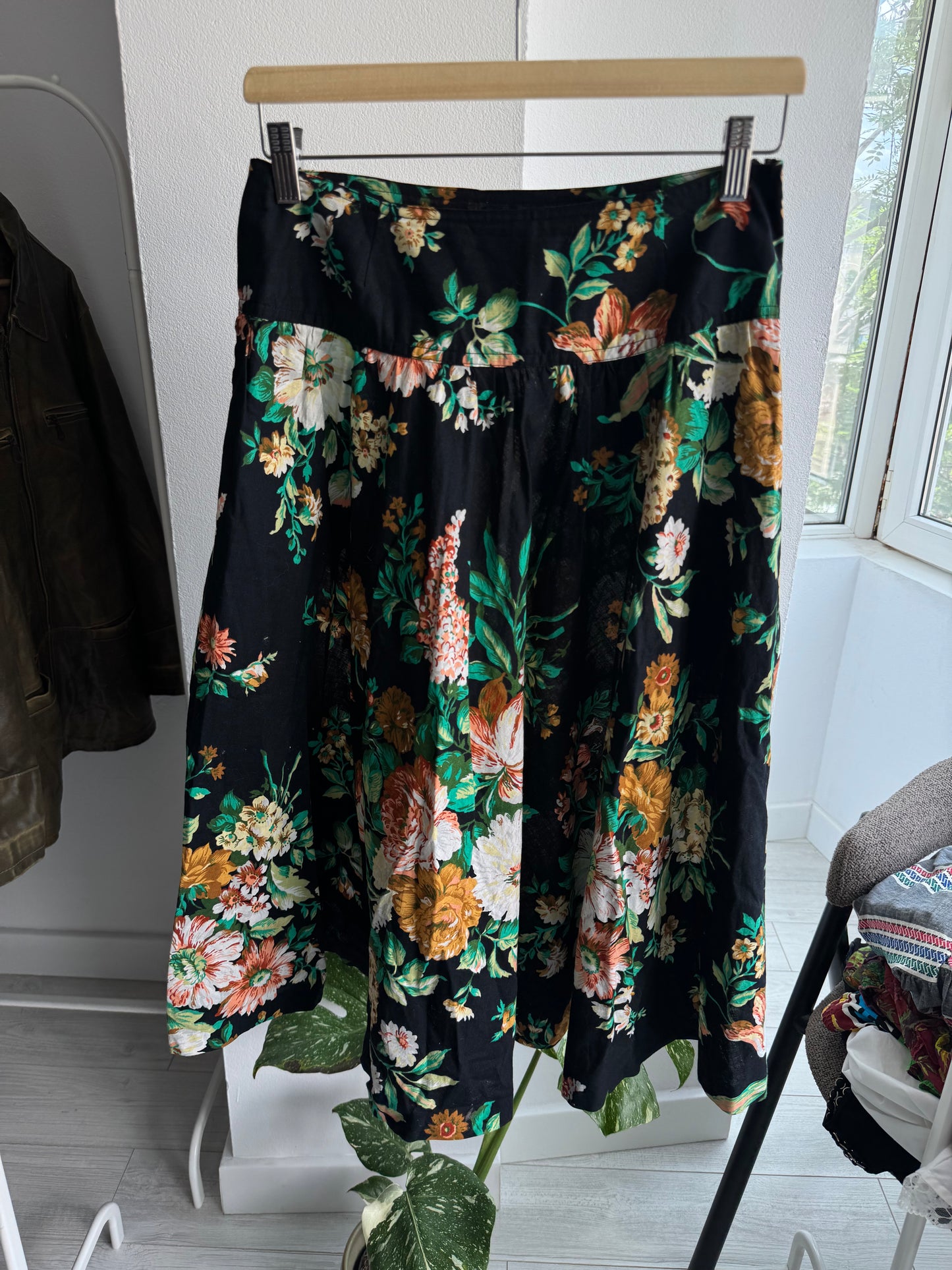 🌸 Fustă Vintage Floral – S Damă