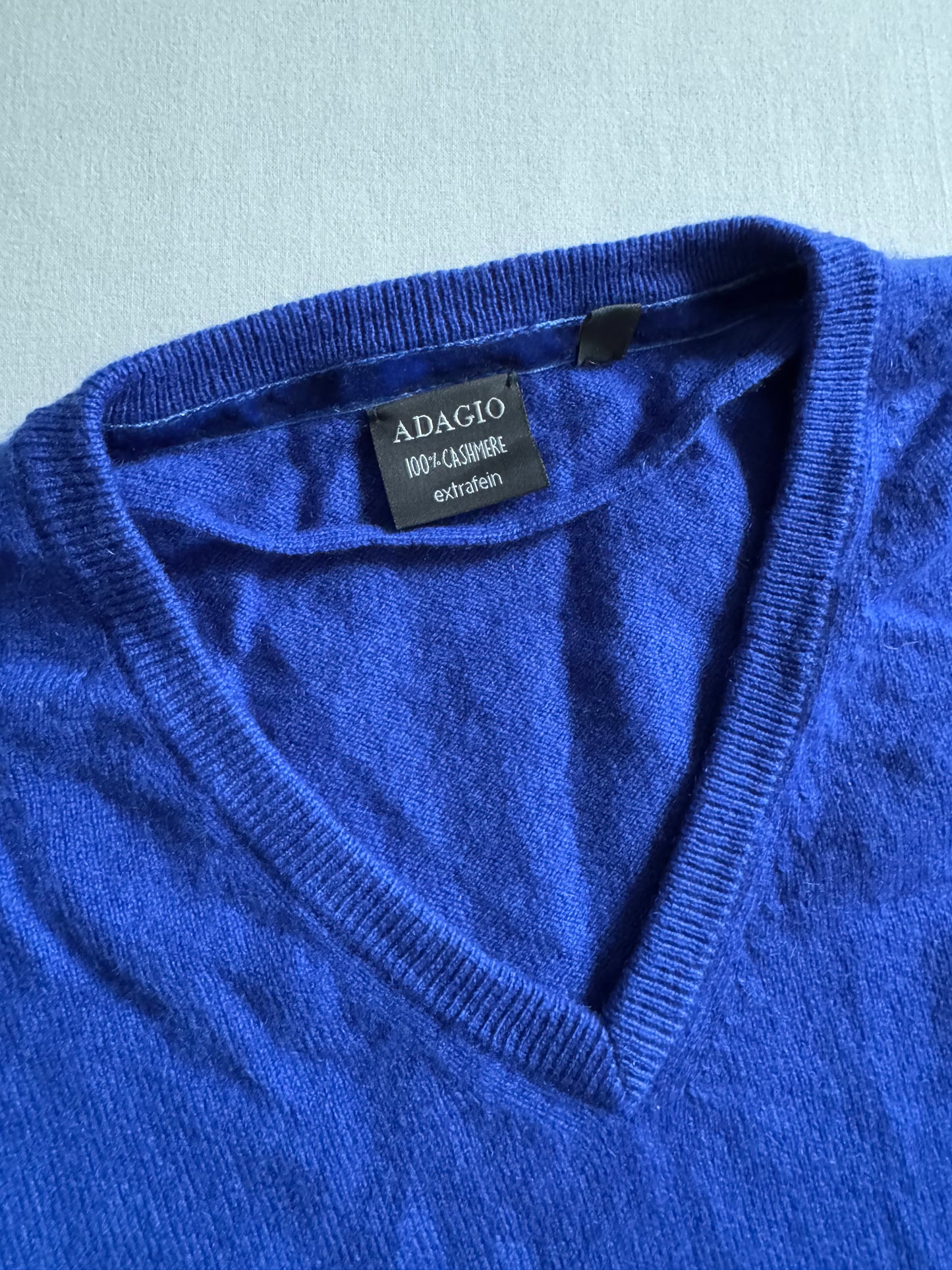 🔵 Pulover Albastru din Cașmir – V-neck – Mărime 36 (S Femei) – Great Condition