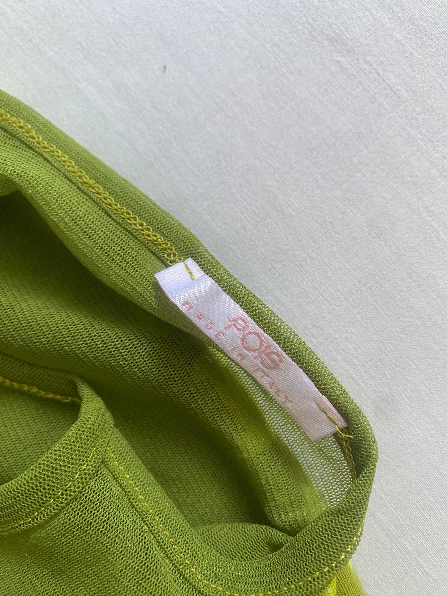 š§© Top Y2K Verde cu Text ā āIām not who you think I amā ā MÄrime XS