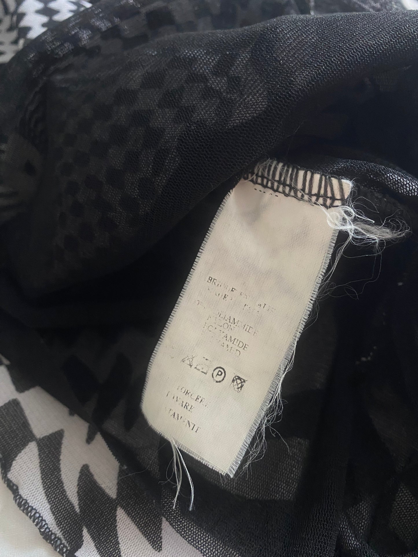 🖤 Top Y2K Mesh cu Imprimeu Abstract Alb-Negru, Mâneci Lungi – Mărimea S