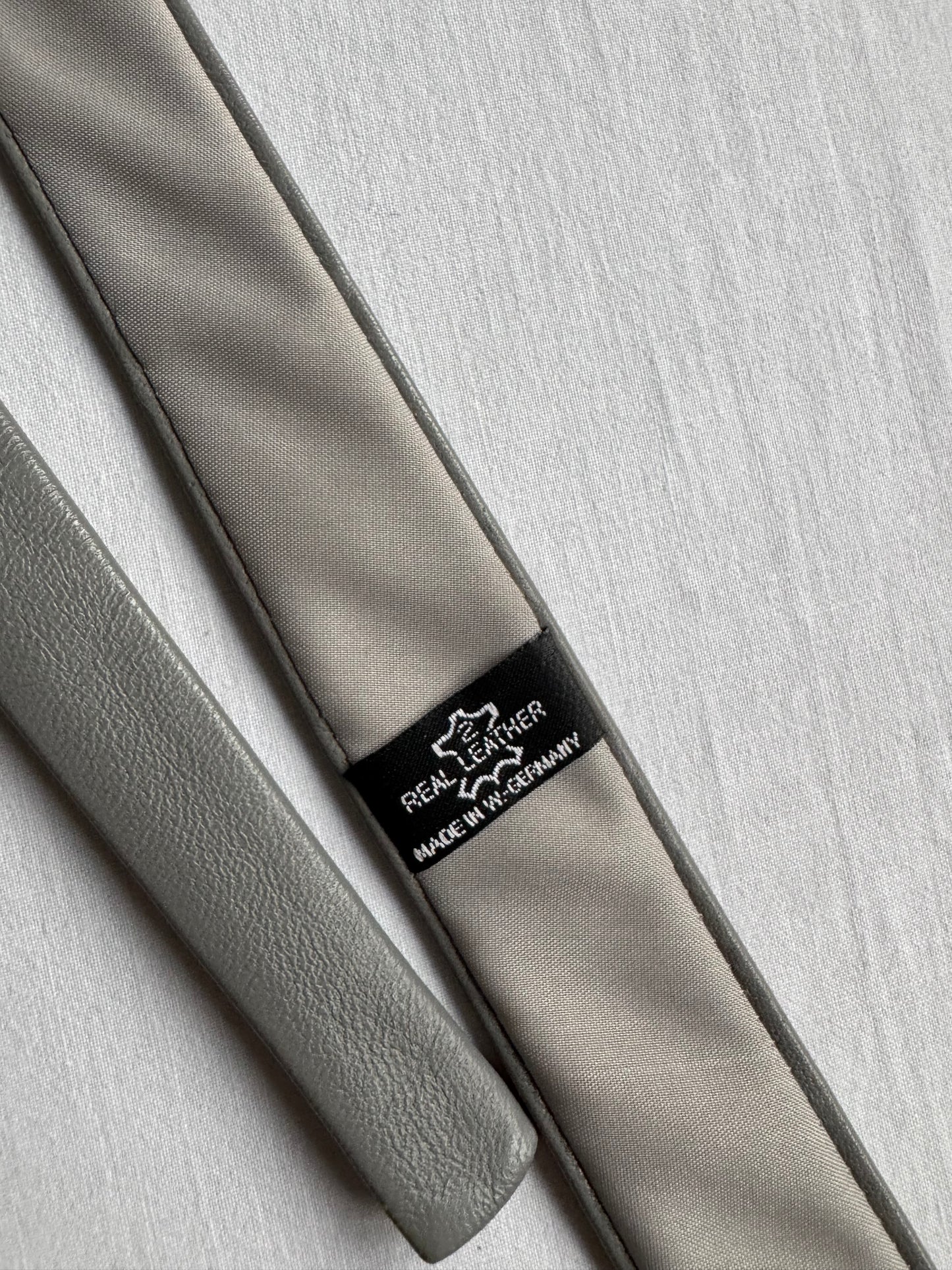 👔 Cravată Vintage Skinny din Piele Gri – Made in Western Germany