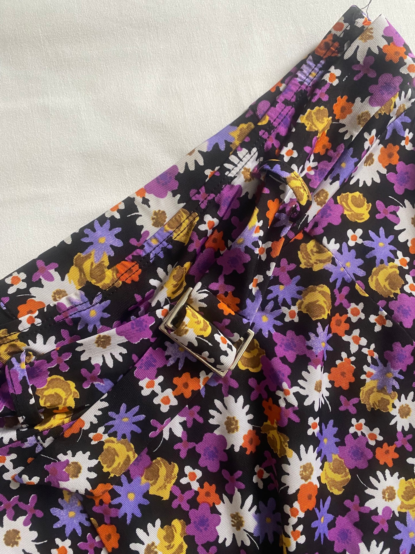 Fustă Neagră Imprimată Floral – Mărime S 🌿🖤