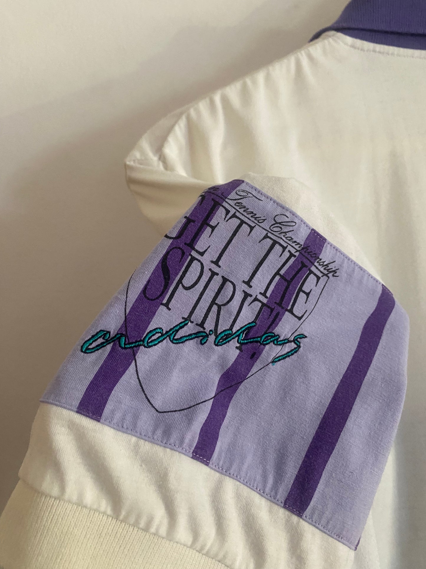 š¾ Tricou Vintage Adidas Polo Tennis āAt The Centre Courtā ā MÄrime 52 (potrivit L)
