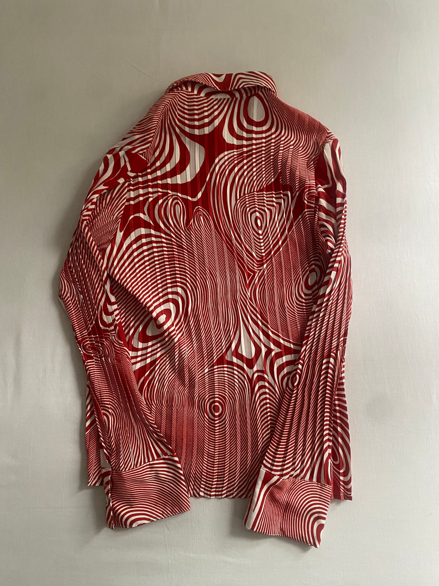 🎨 Cămașă Vintage cu Imprimeu Hipnotic Texturat Alb și Roșu – M – Made in Italy
