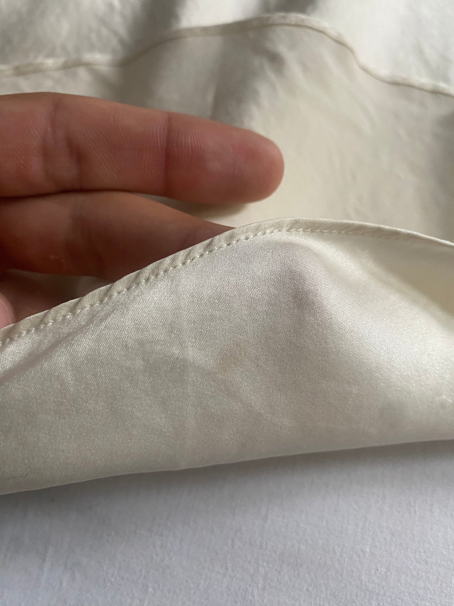 🤍 Top Vintage Alb din Mătase – Mărime M – Stil Clasic
