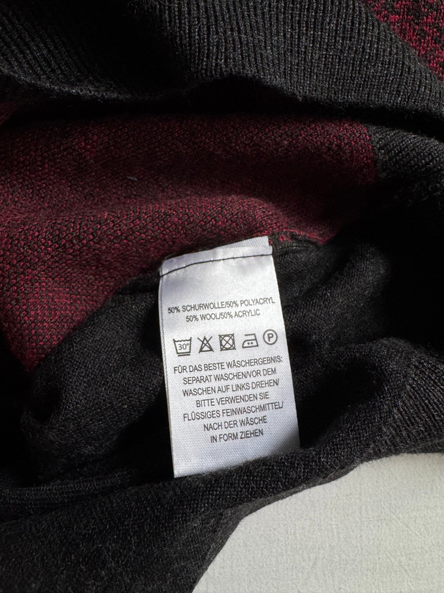 Pulover Vintage Roșu cu Negru – Imprimeu Grafic – Mărime L