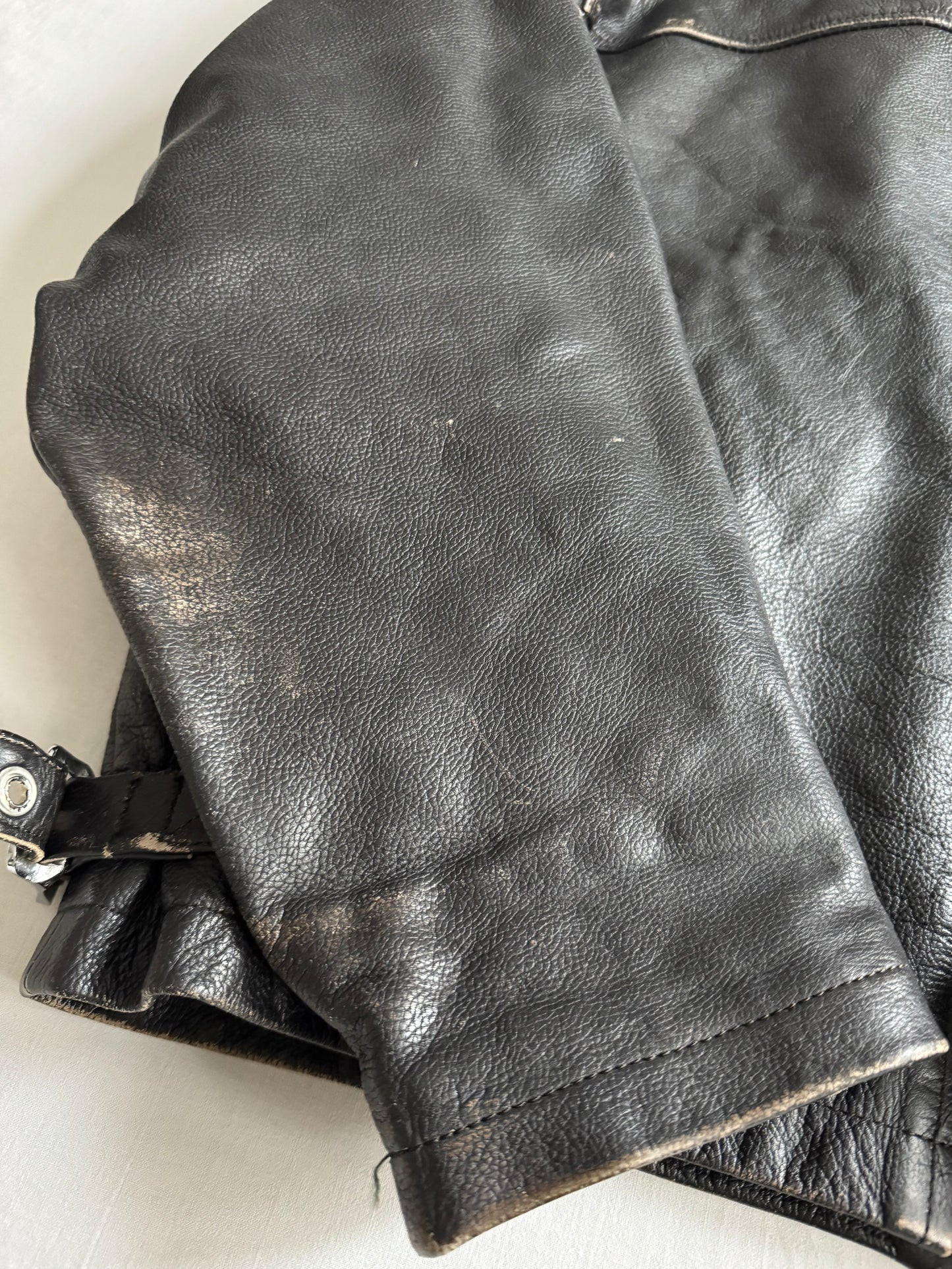 🏍️ Geacă vintage din piele neagră pentru bărbați – mărimea L – croială cropped – piele naturală cu patină autentică