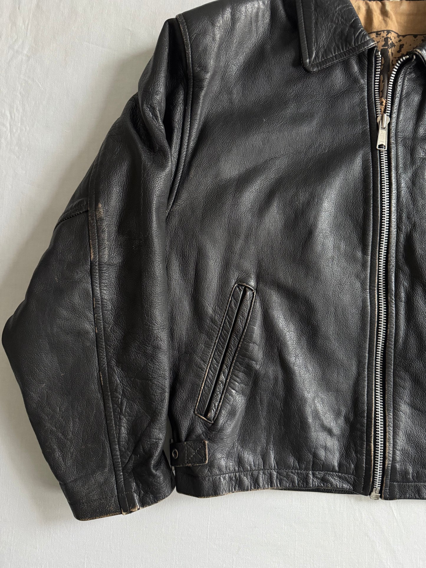 🏍️ Geacă vintage din piele neagră pentru bărbați – mărimea L – croială cropped – piele naturală cu patină autentică