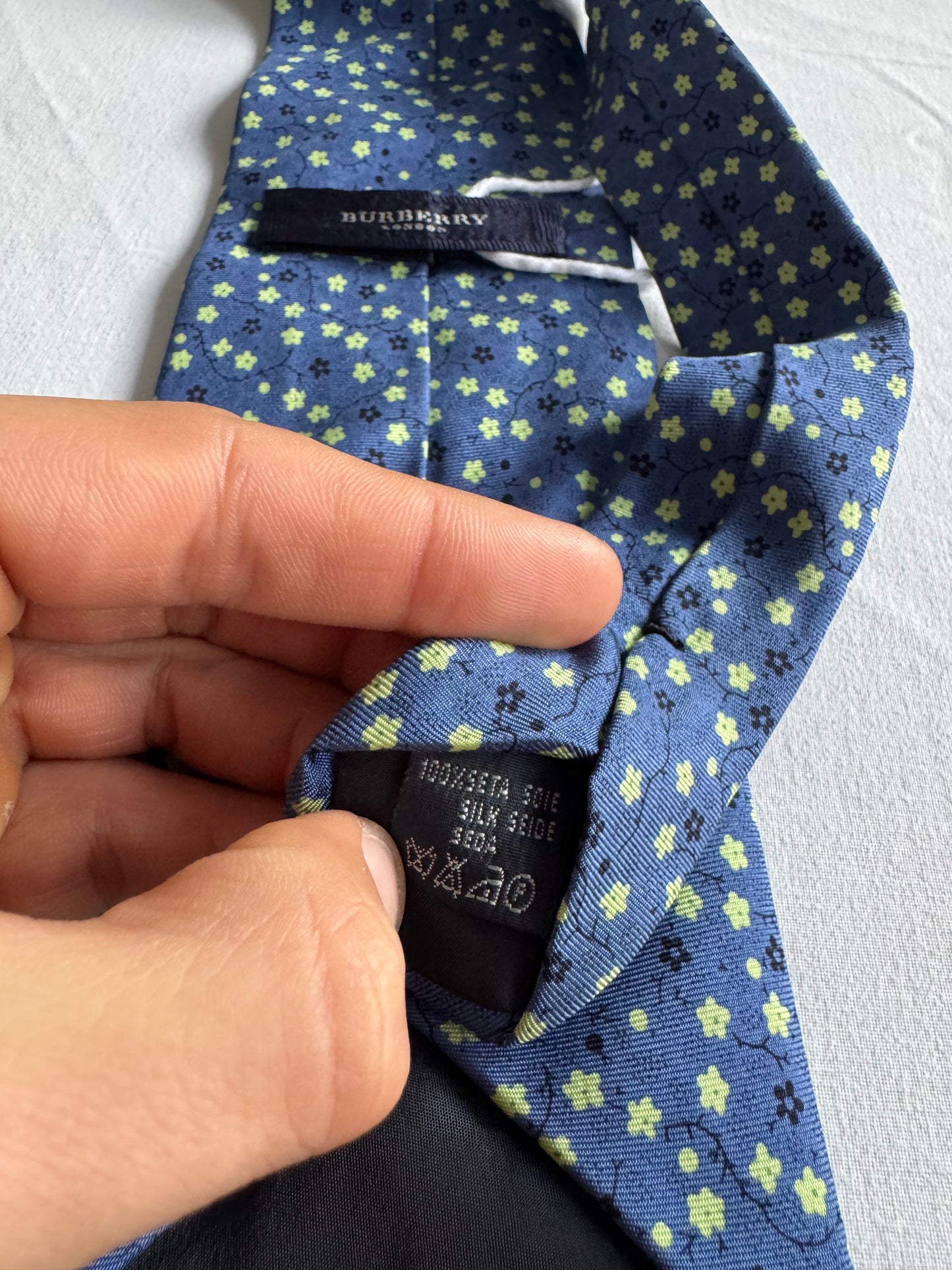 👔 Cravată Burberry din Mătase 100% – Vintage Classic