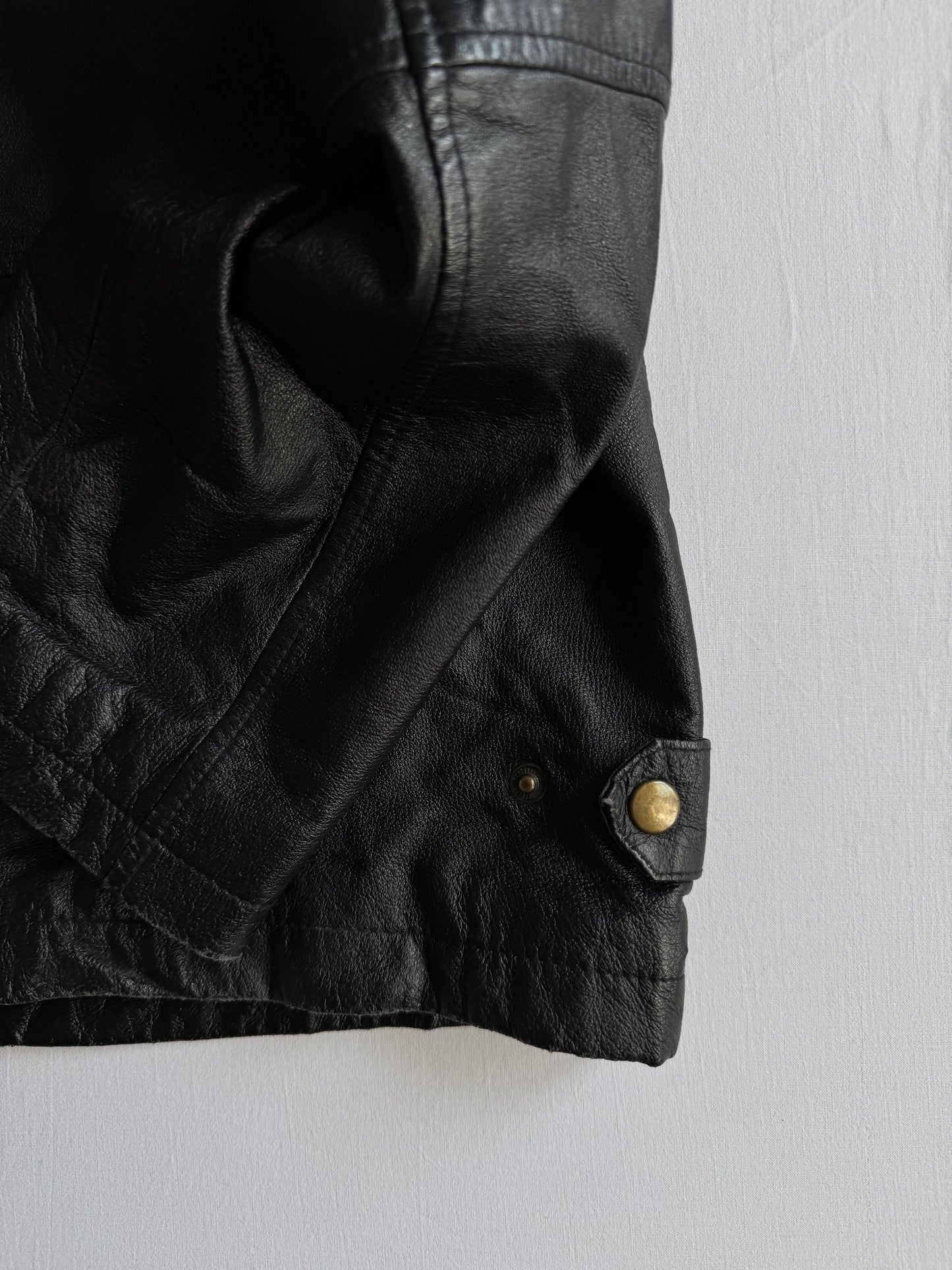 ☕️ Geacă Vintage Bărbați din Piele Neagră – M (48)