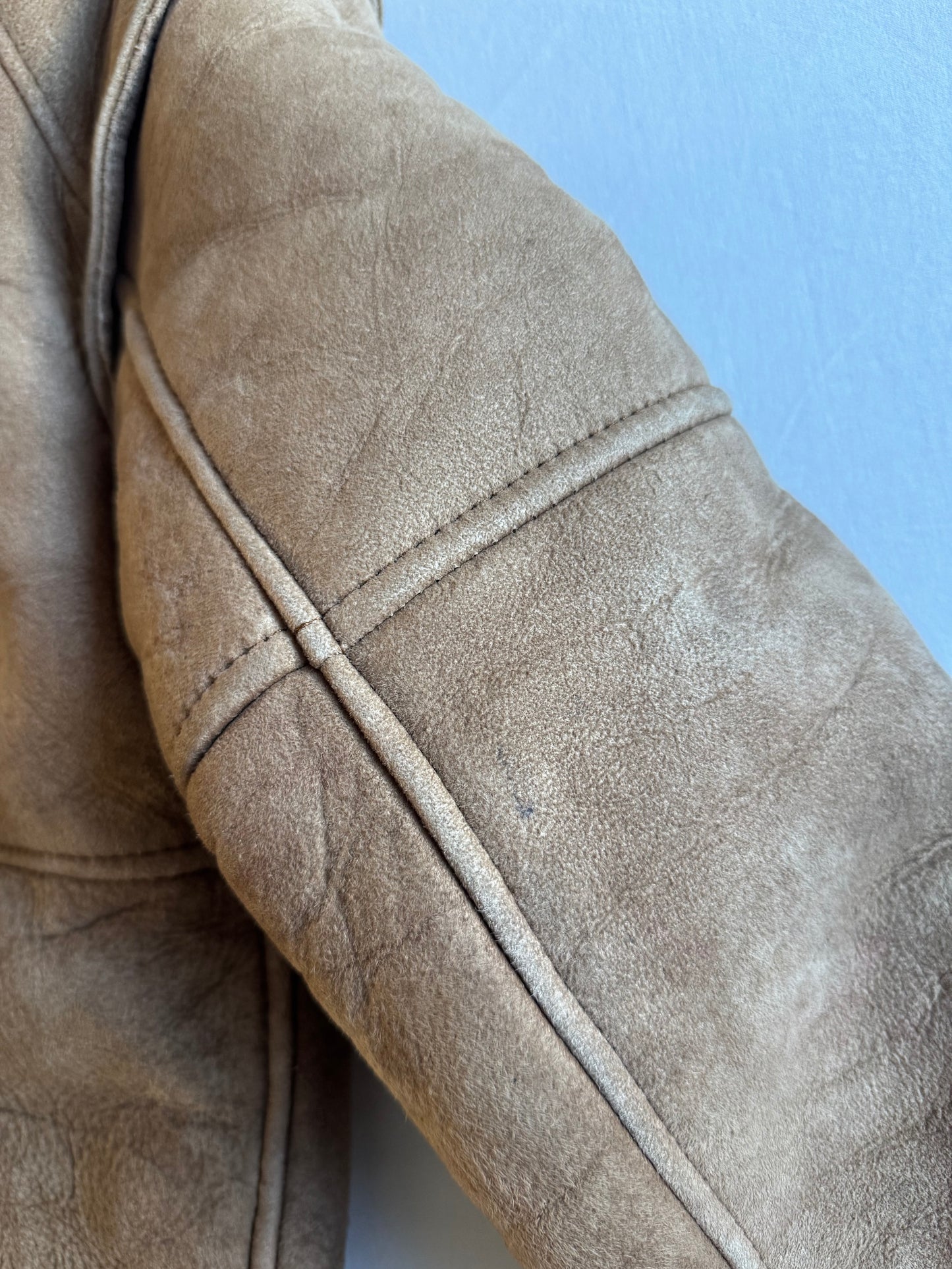 🐑 Geacă Vintage din Shearling Natural Maro Deschis – M (Cropped Bomber Fit)