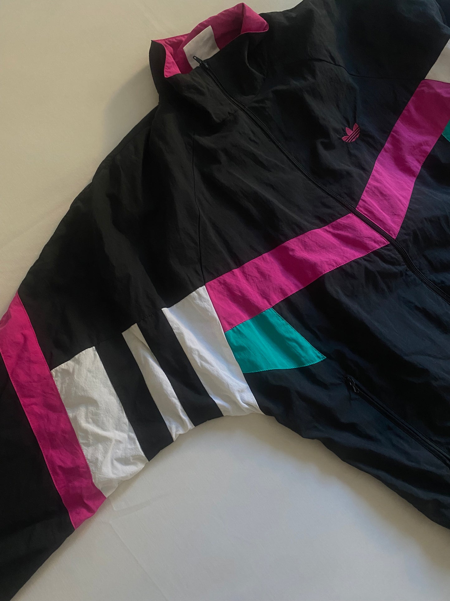 Geacă Windbreaker Vintage Adidas Anii ’80 – Negru/Alb/Roz – Mărime M/L (fit boxy M)