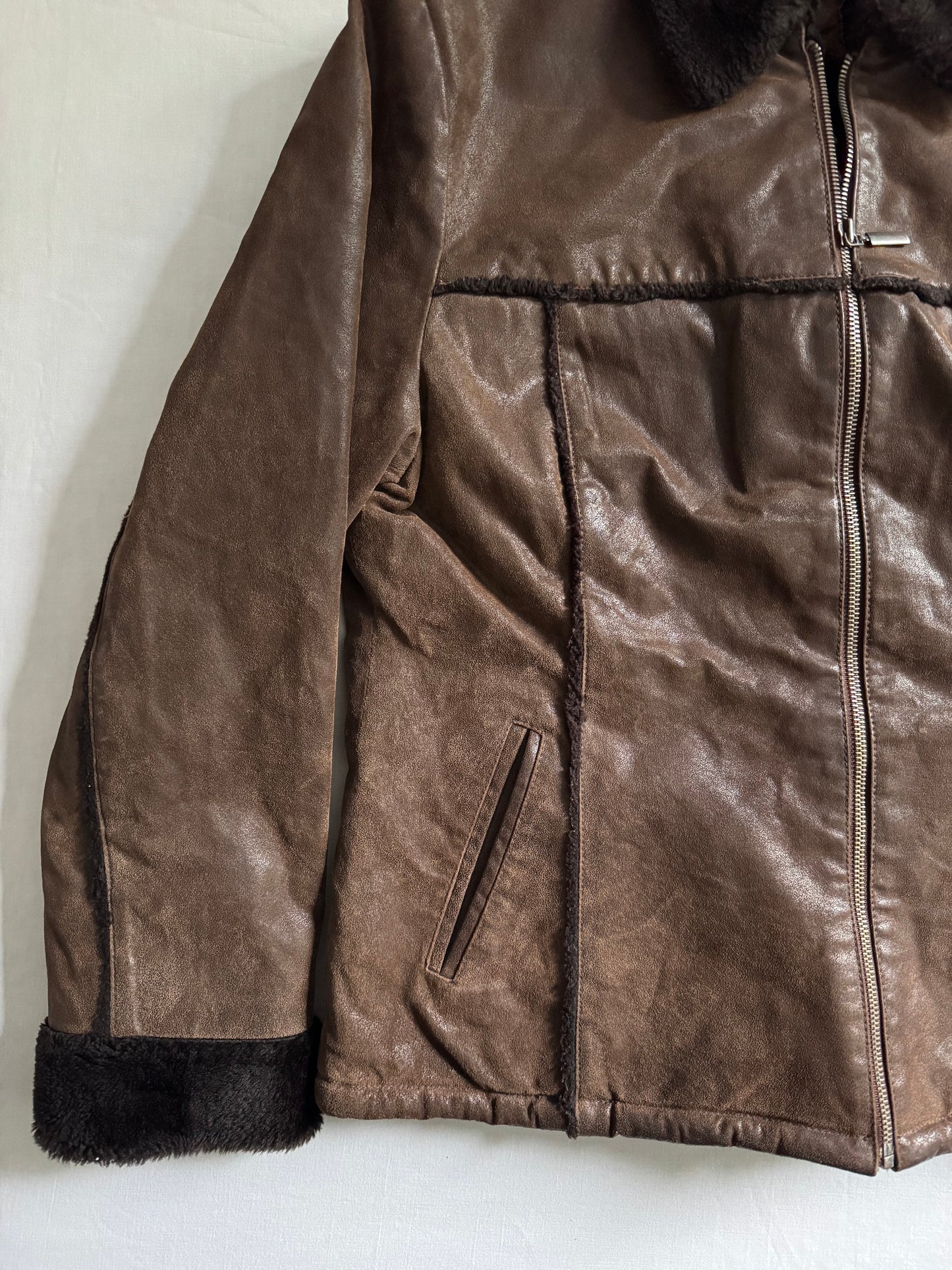 🧥 Geacă Y2K din Piele Naturală cu Căptușeală Faux Shearling – Mărime 42 (Women’s L)