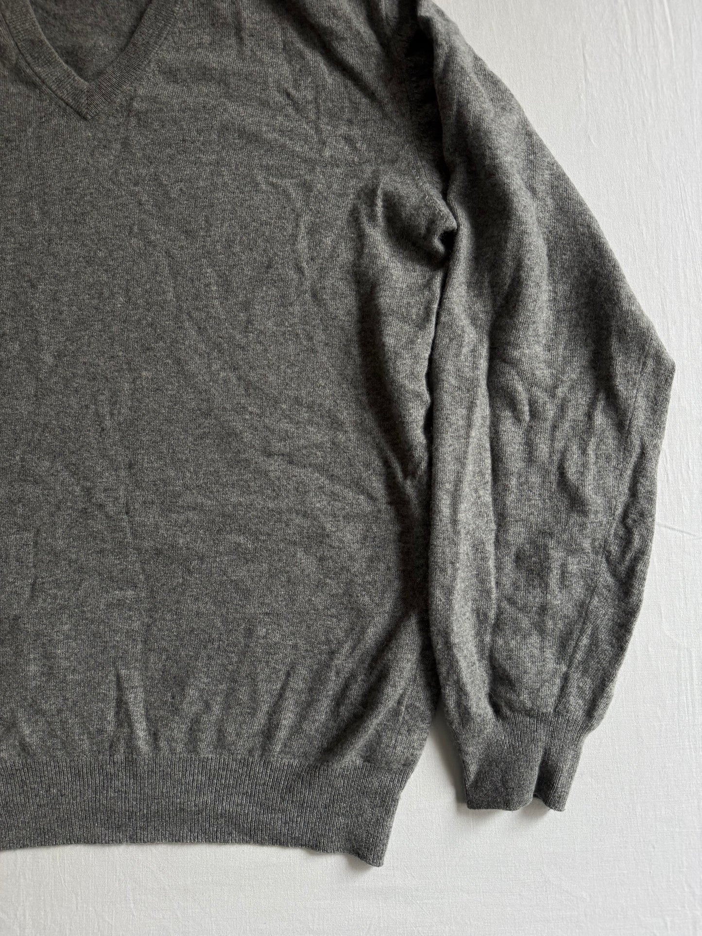 🩶 Pulover Gri cu Guler în V – Amestec Merino, Angora & Cașmir – Mărime L