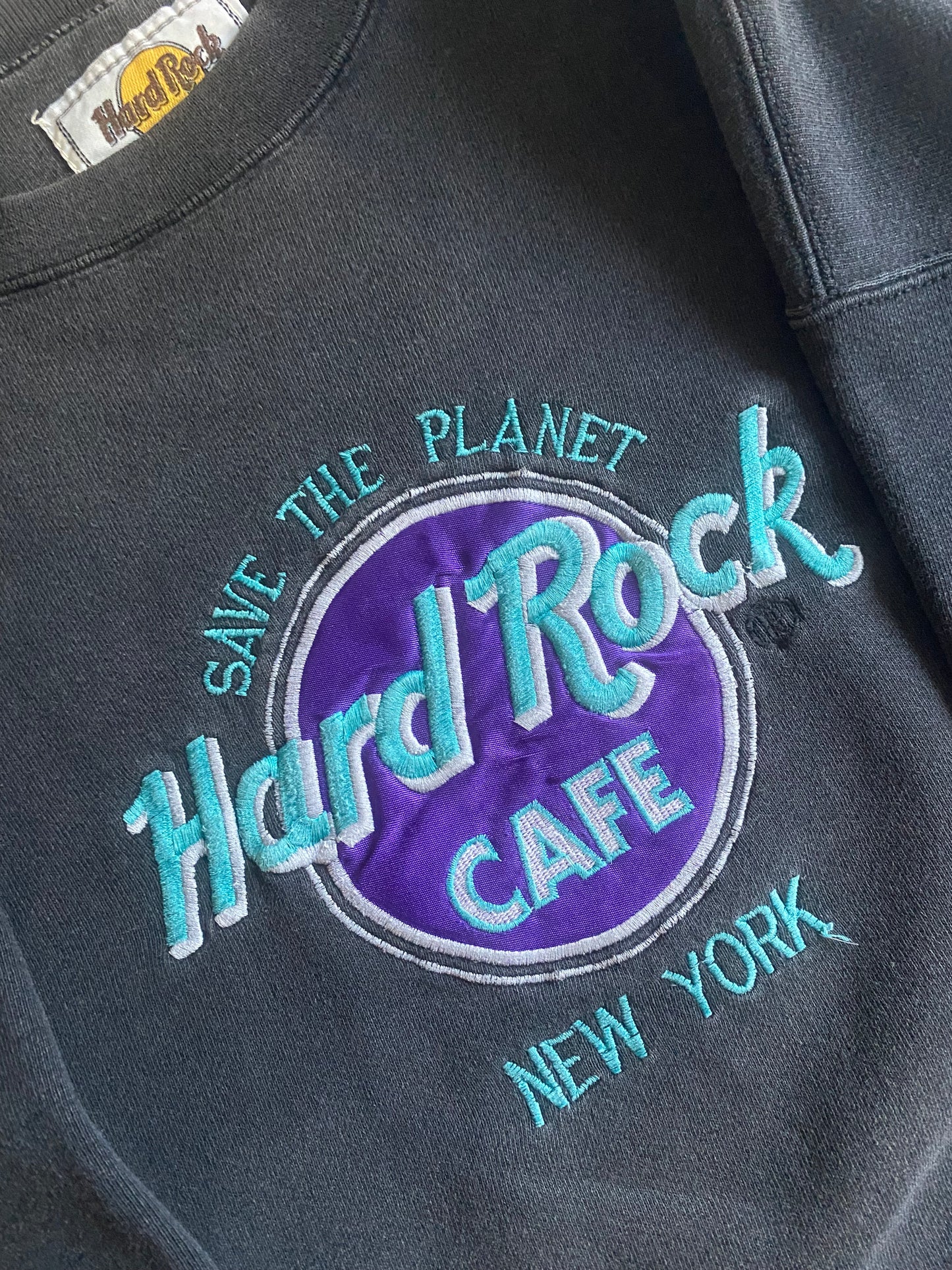 Crewneck Vintage Hard Rock Cafe – Faded Black – Made in USA – Mărime L