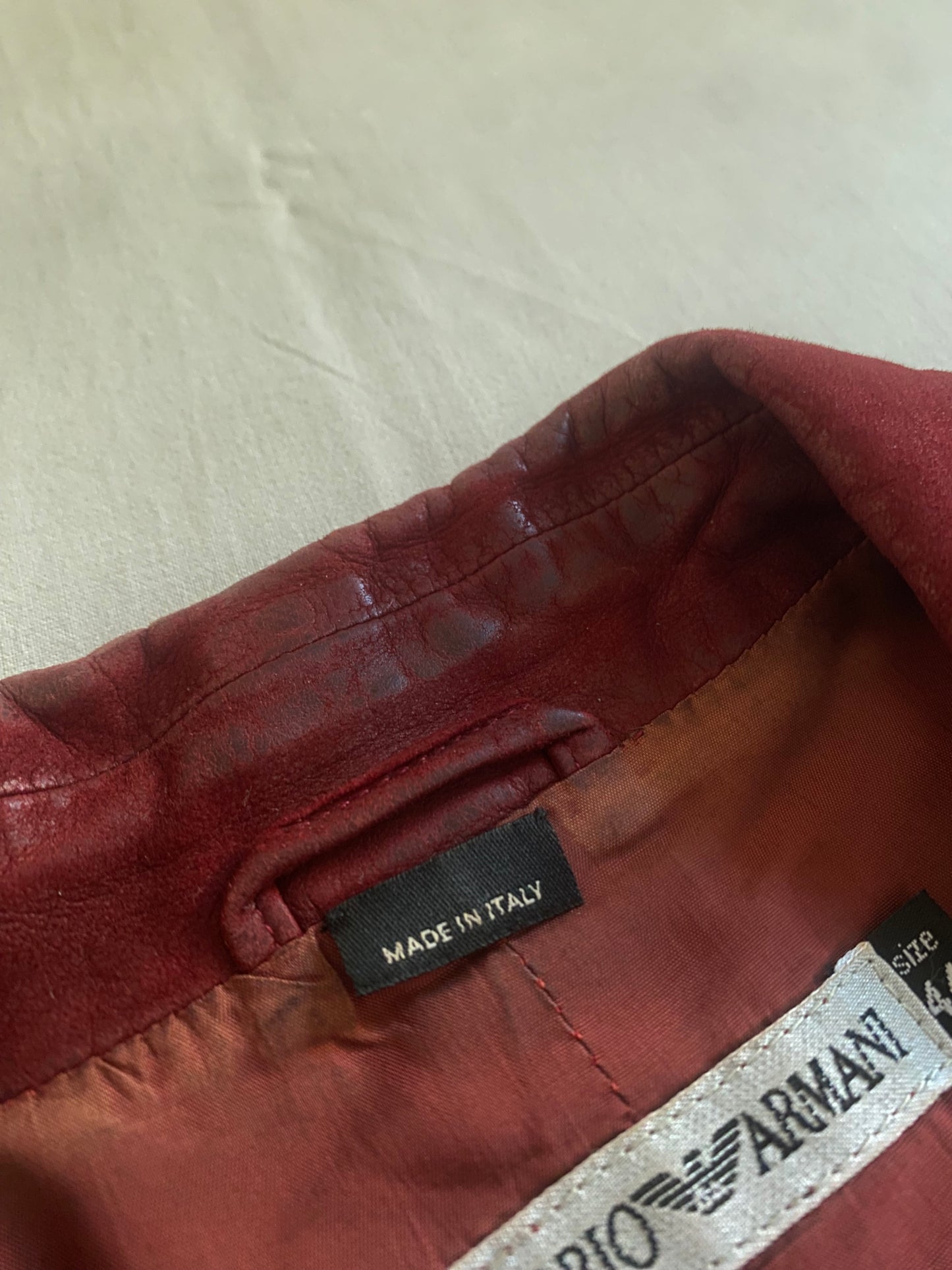 Sacou Vintage Emporio Armani – Piele Burgundy – Anii ’80 – Made in Italy – IT 44