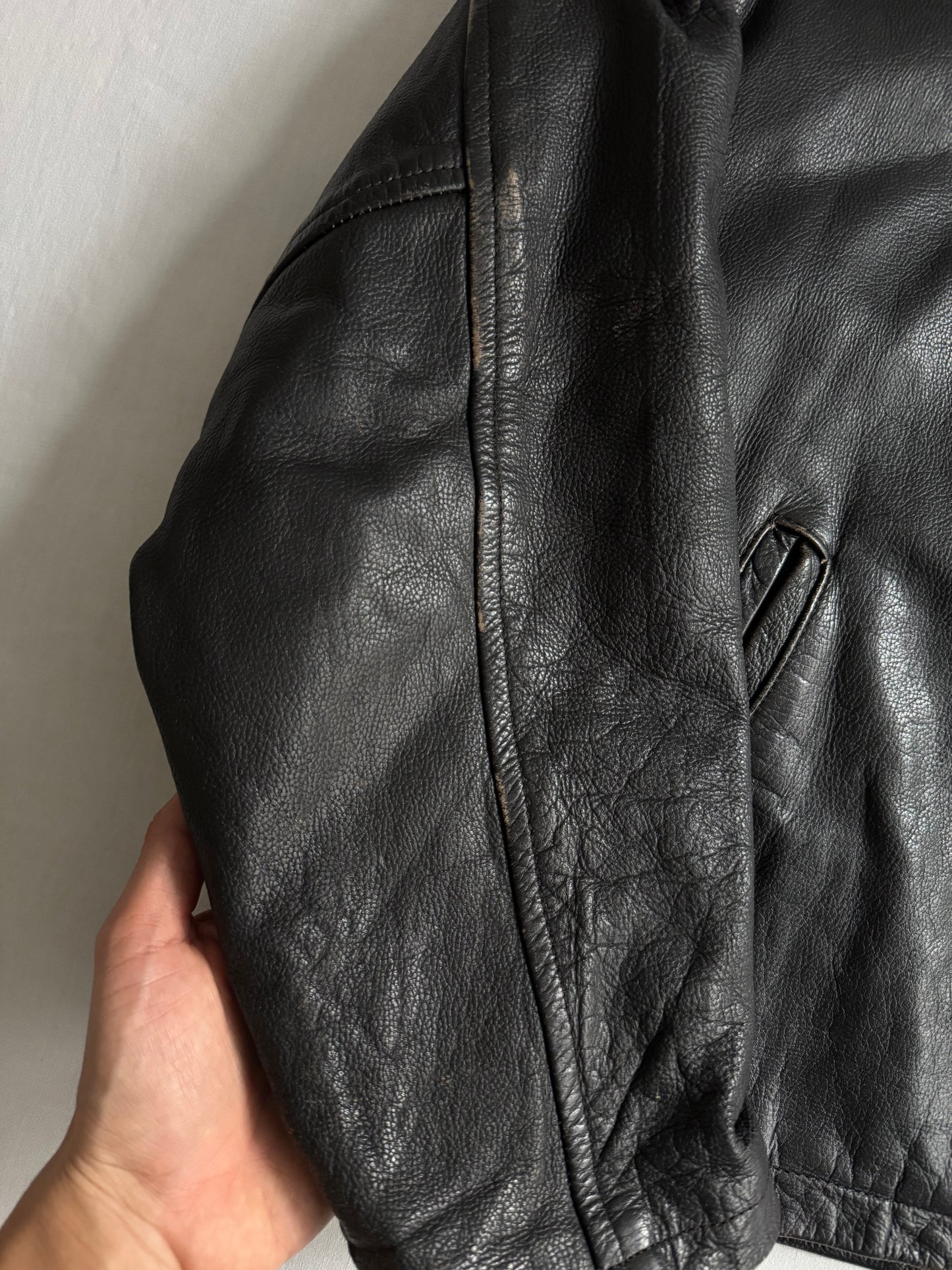 🏍️ Geacă vintage din piele neagră pentru bărbați – mărimea L – croială cropped – piele naturală cu patină autentică