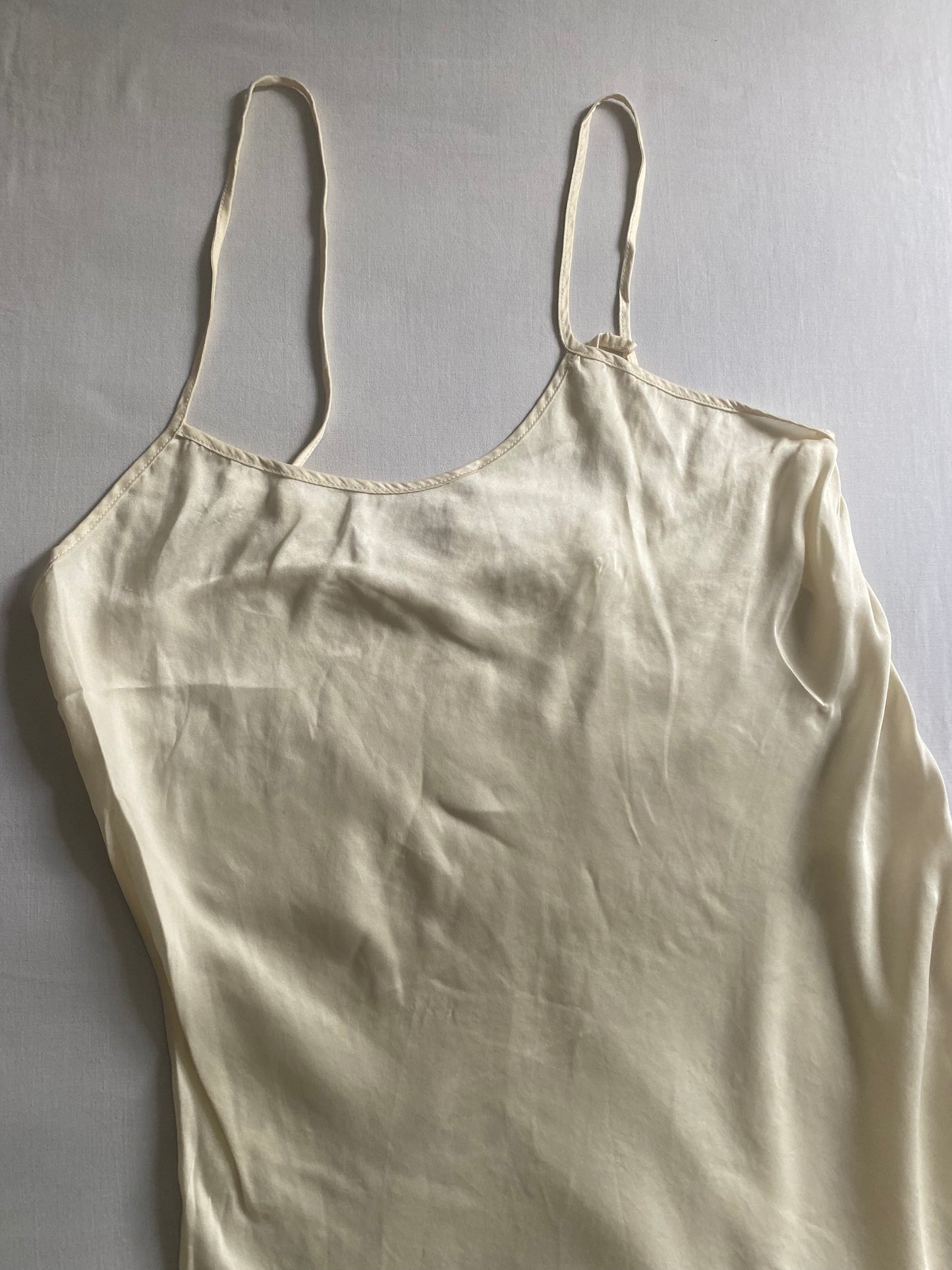 🤍 Top Vintage Alb din Mătase – Mărime M – Stil Clasic