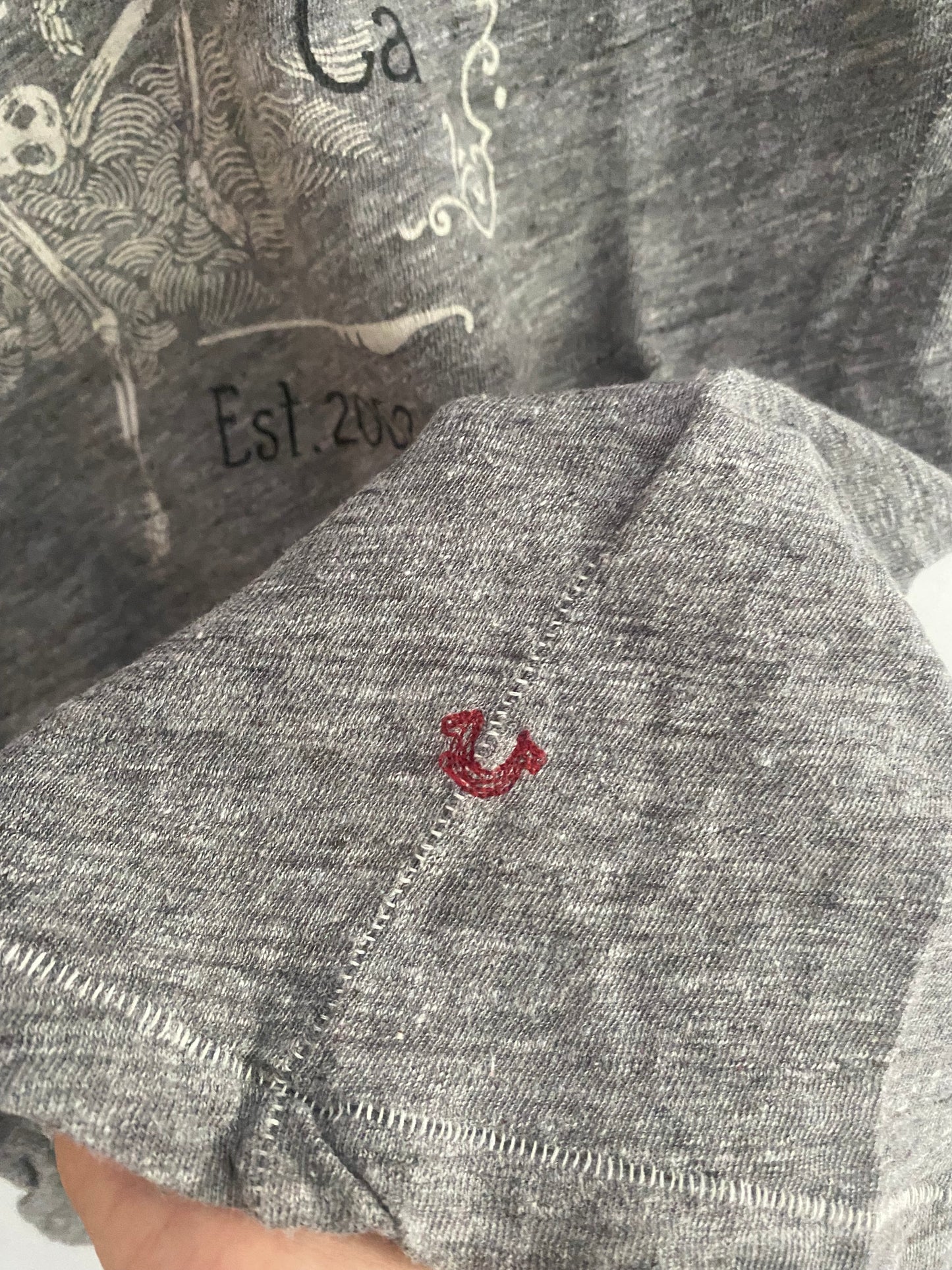 👕 Tricou True Religion Graphic – Gri – Mărimea L