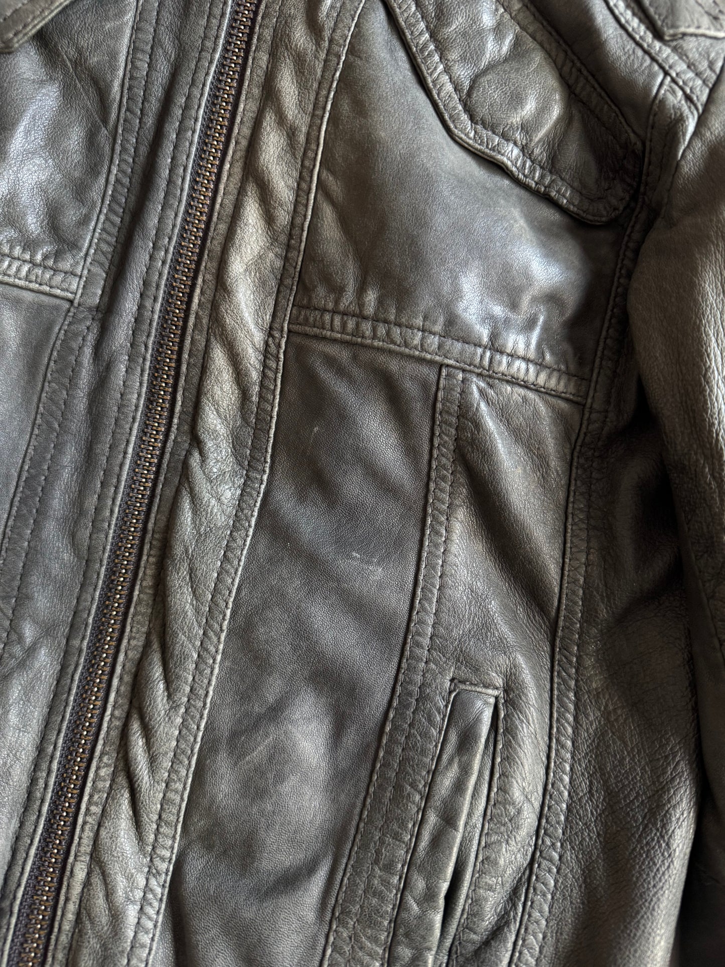 💁♀️ Geacă Y2K Damă din Piele de Oaie Gri-Albăstruie Faded cu Patină Naturală – XS