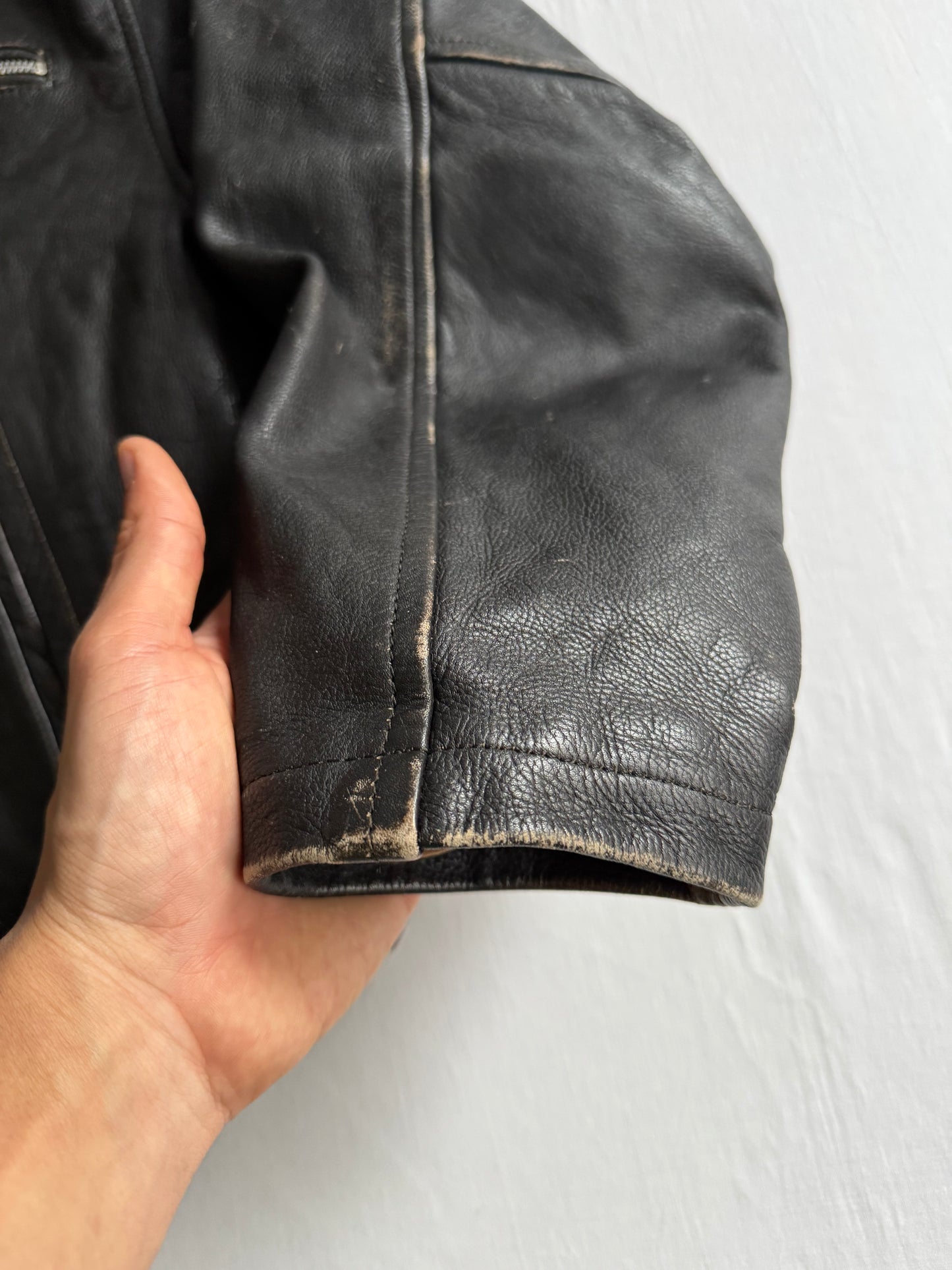 🏍️ Geacă vintage din piele neagră pentru bărbați – mărimea L – croială cropped – piele naturală cu patină autentică