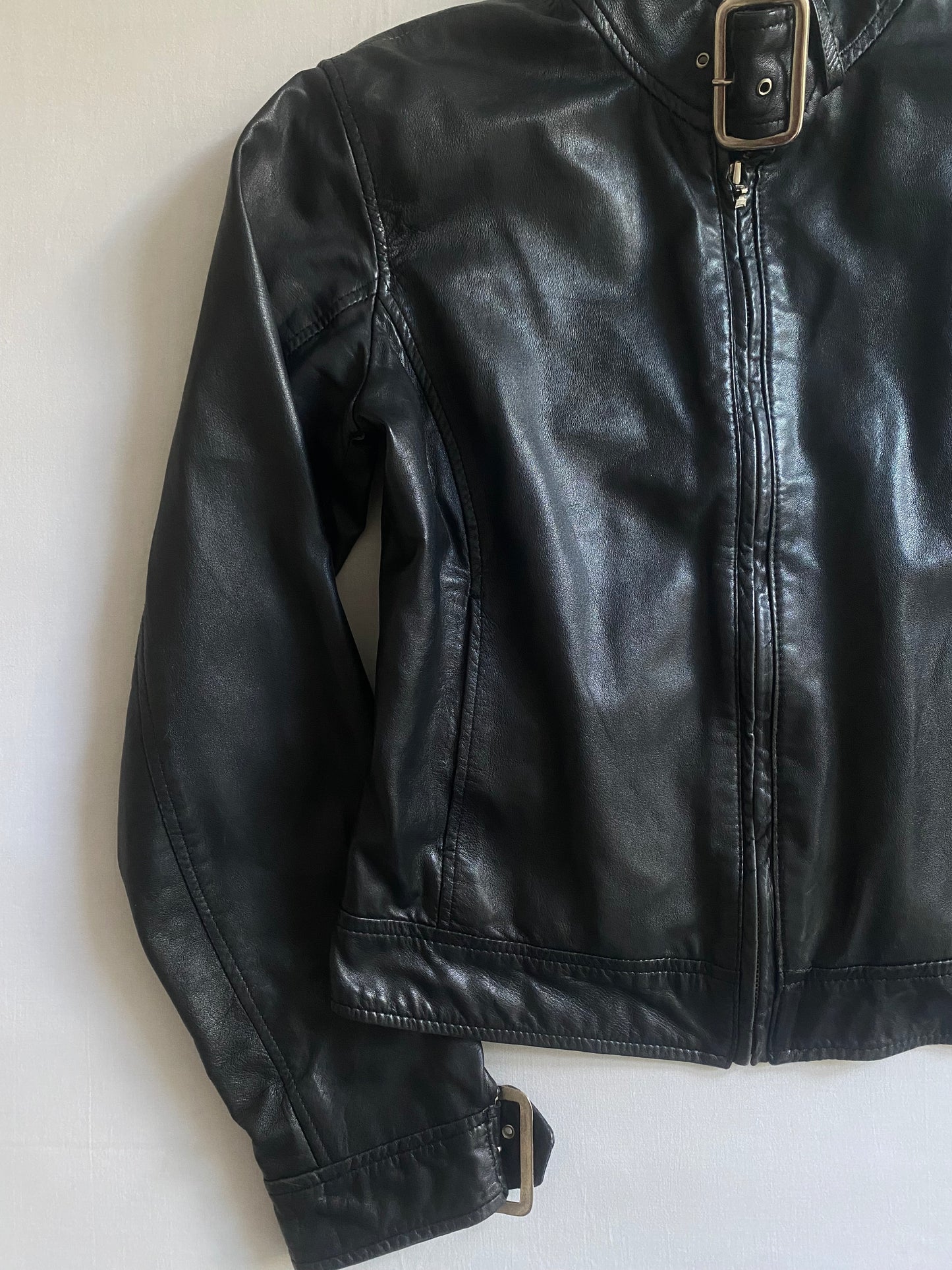 🧥 Geacă Vintage din Piele Neagră Cafe Racer – Mărimea M Femei – Made in India