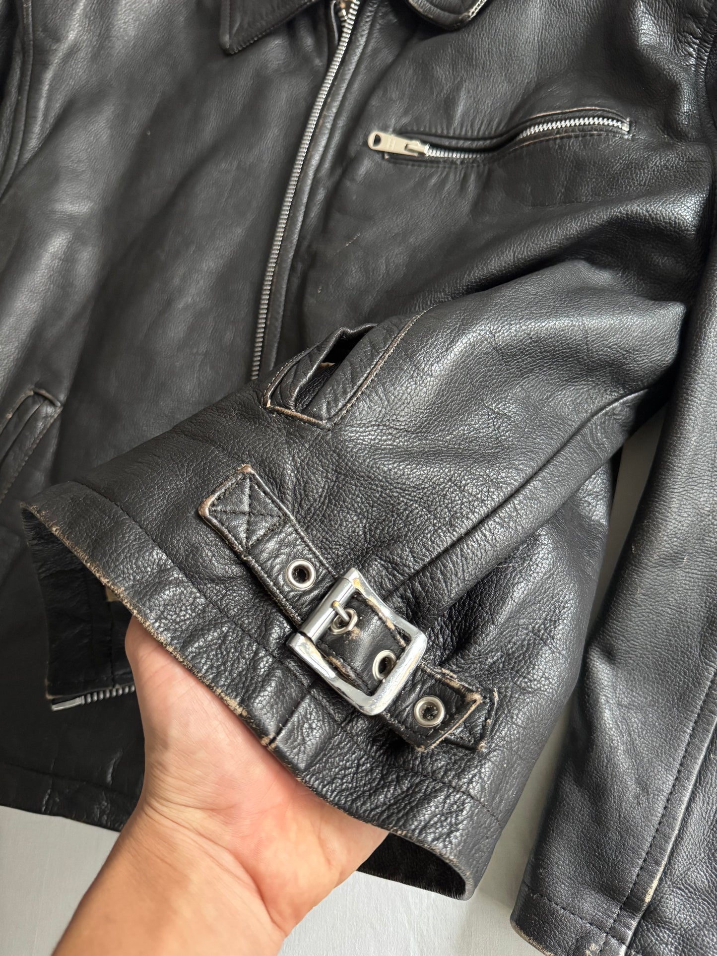 🏍️ Geacă vintage din piele neagră pentru bărbați – mărimea L – croială cropped – piele naturală cu patină autentică