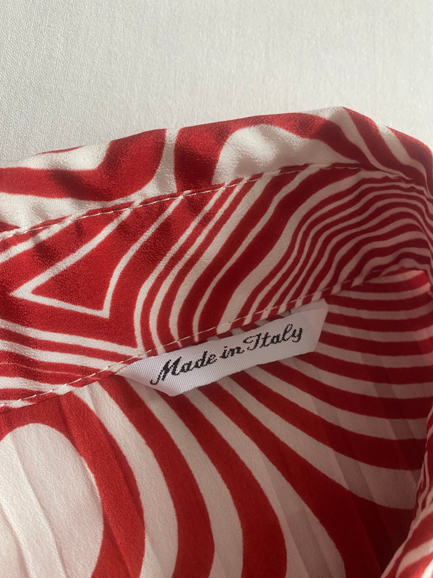 🎨 Cămașă Vintage cu Imprimeu Hipnotic Texturat Alb și Roșu – M – Made in Italy