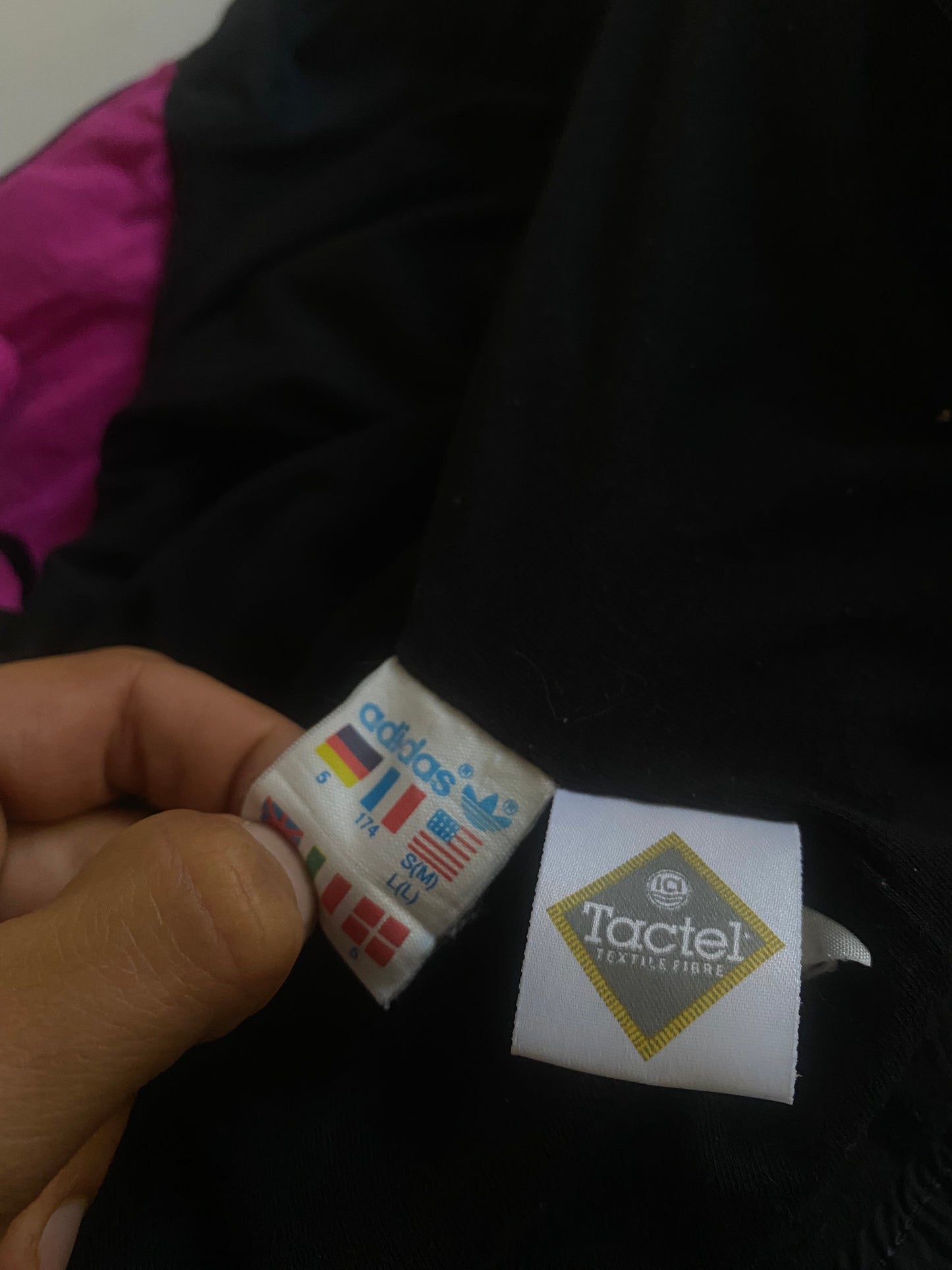 Geacă Windbreaker Vintage Adidas Anii ’80 – Negru/Alb/Roz – Mărime M/L (fit boxy M)