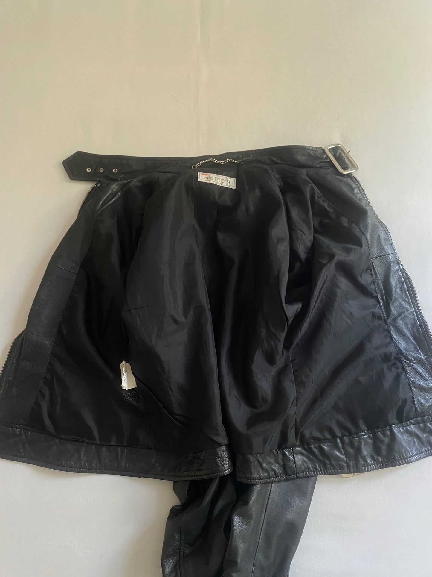 🧥 Geacă Vintage din Piele Neagră Cafe Racer – Mărimea M Femei – Made in India