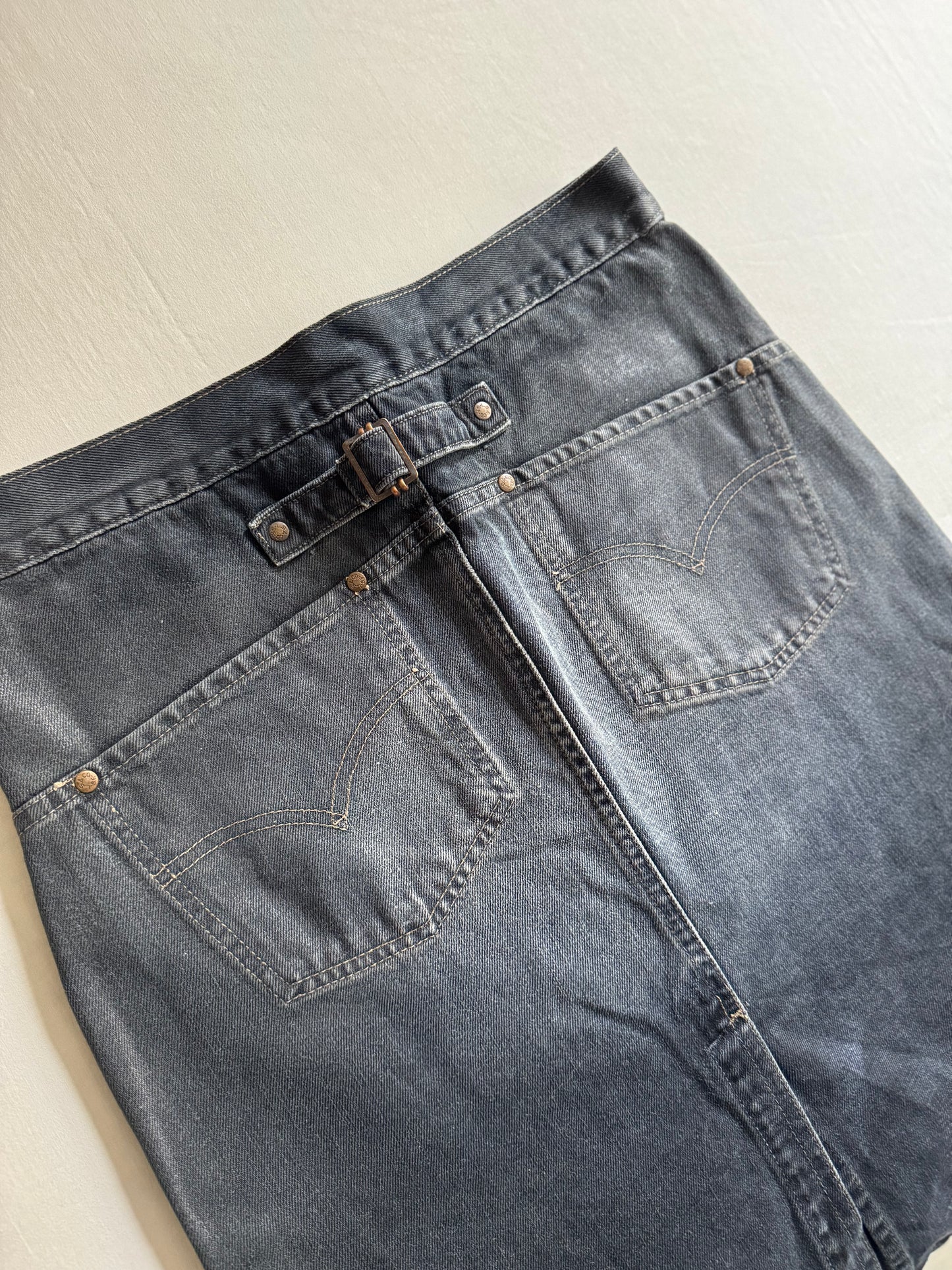 👖 Fustă Vintage Levi’s din denim cerat cu curea reglabilă la spate – mărimea S