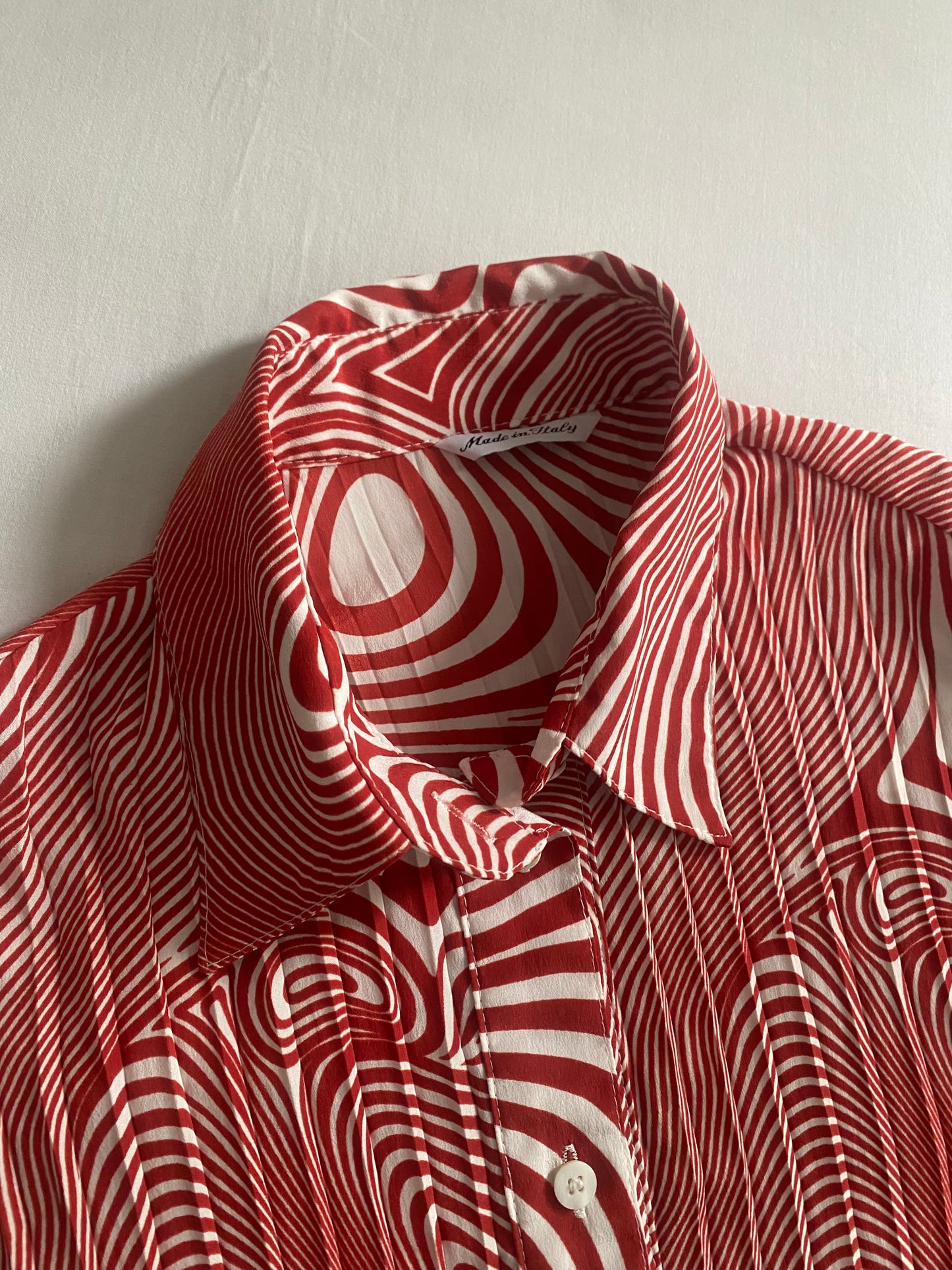 🎨 Cămașă Vintage cu Imprimeu Hipnotic Texturat Alb și Roșu – M – Made in Italy
