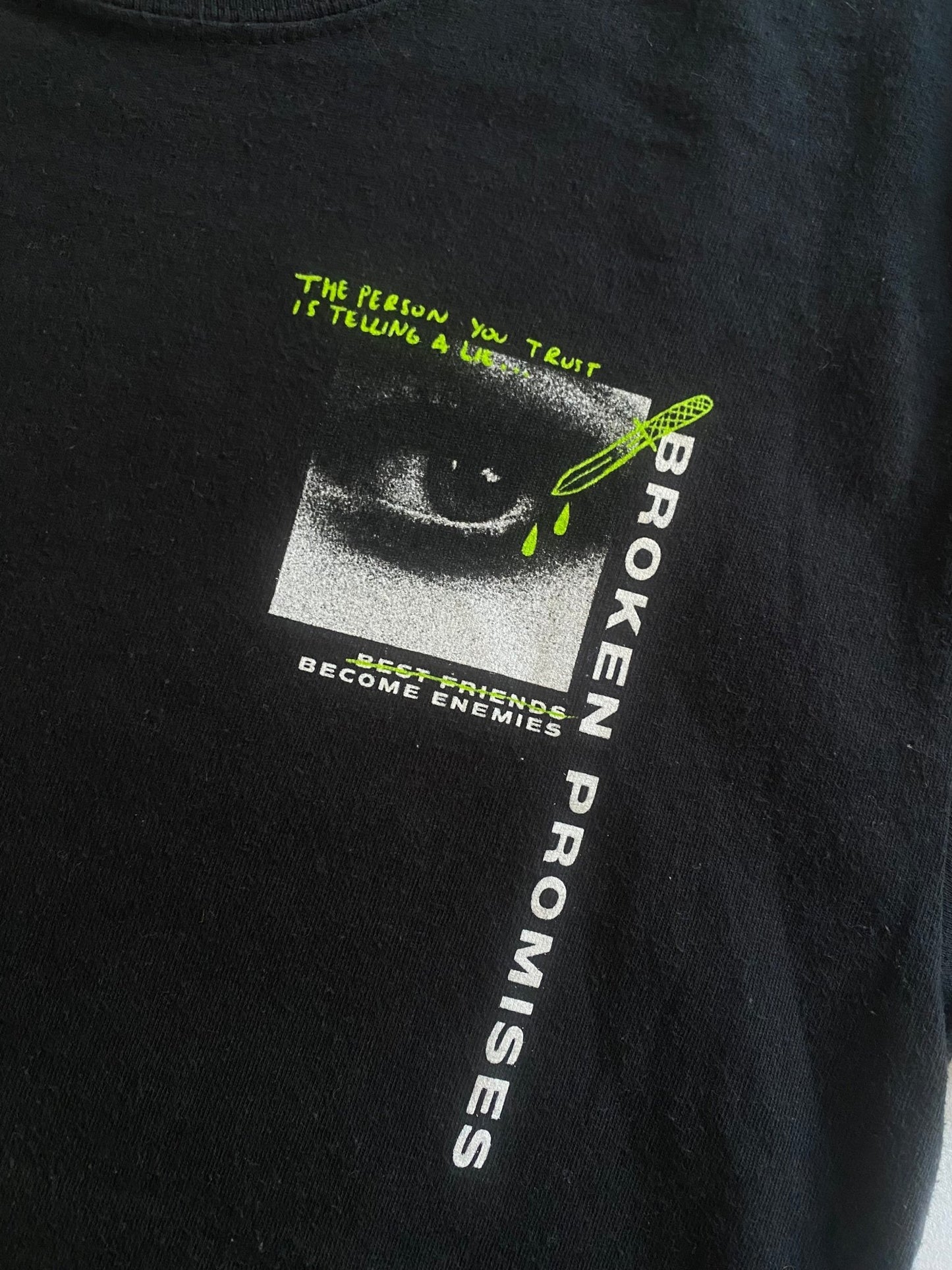 Broken Promises Graphic Tee - anbracaminte
