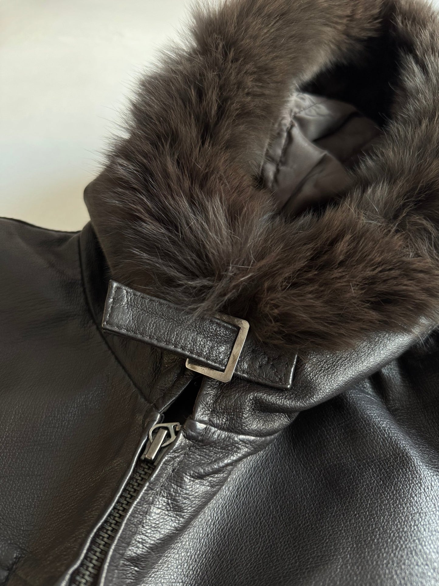 🦊 Jachetă Y2K din Piele Maro Închis cu Glugă Bordată cu Blană de Vulpe – IT 44 (M/L Damă) - anbracaminte