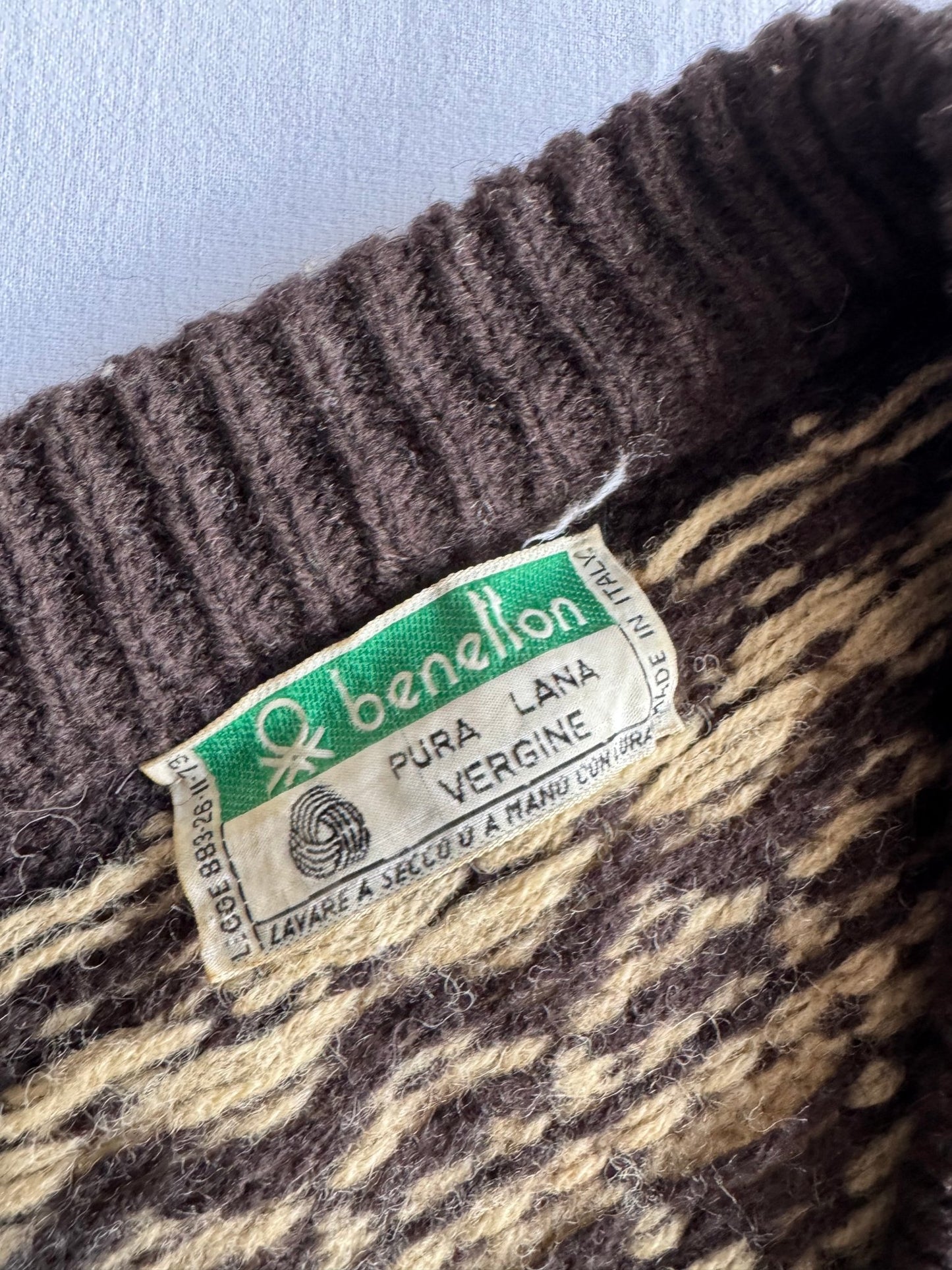 🧶 Pulover Vintage Bărbați Benetton Anii ’80 cu Decolteu în V și Model Etnic – L - anbracaminte