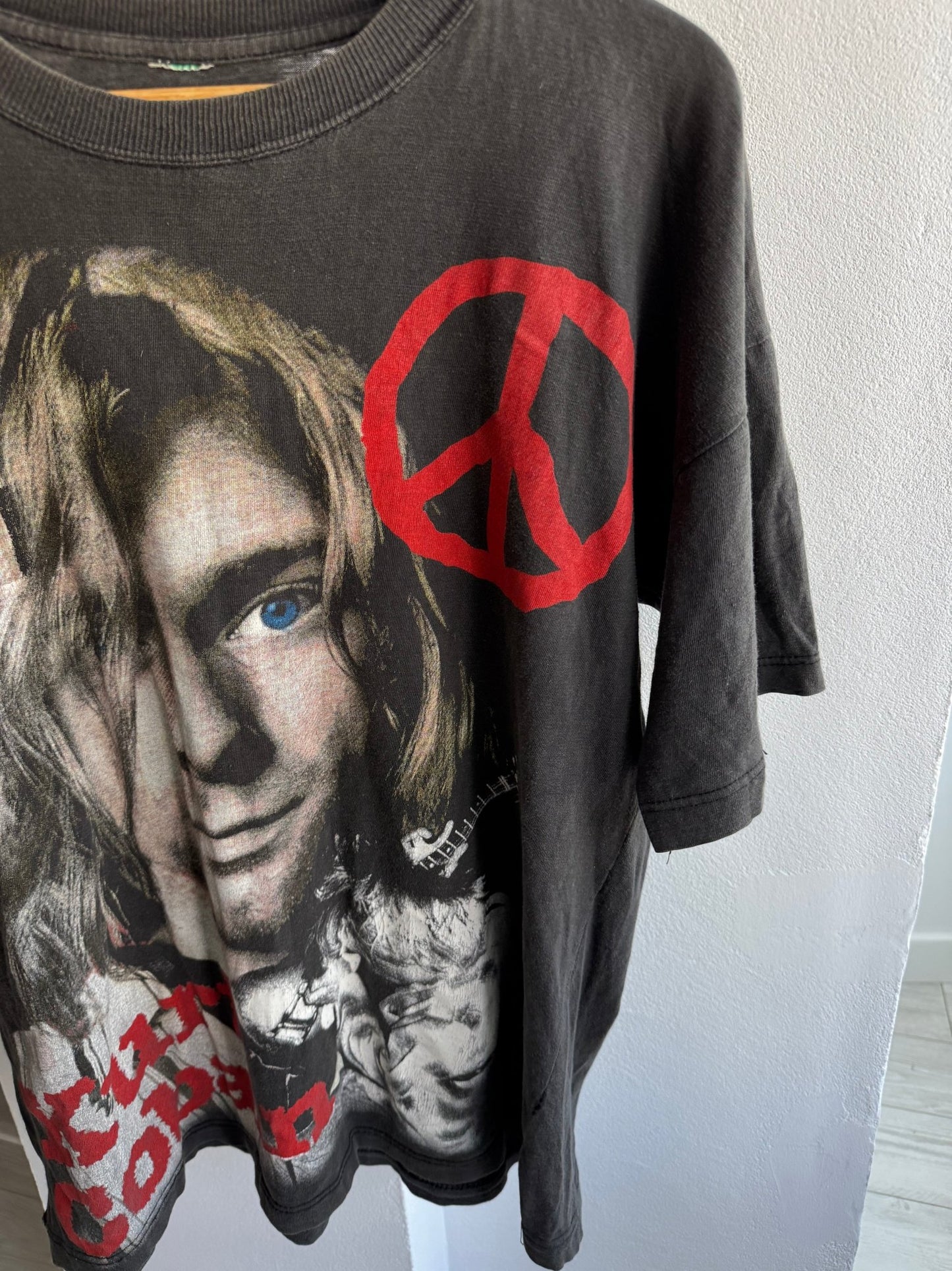 🎸 Tricou Vintage 90’s Kurt Cobain Graphic Tee – XL (Faded & Distressed) - anbracaminte