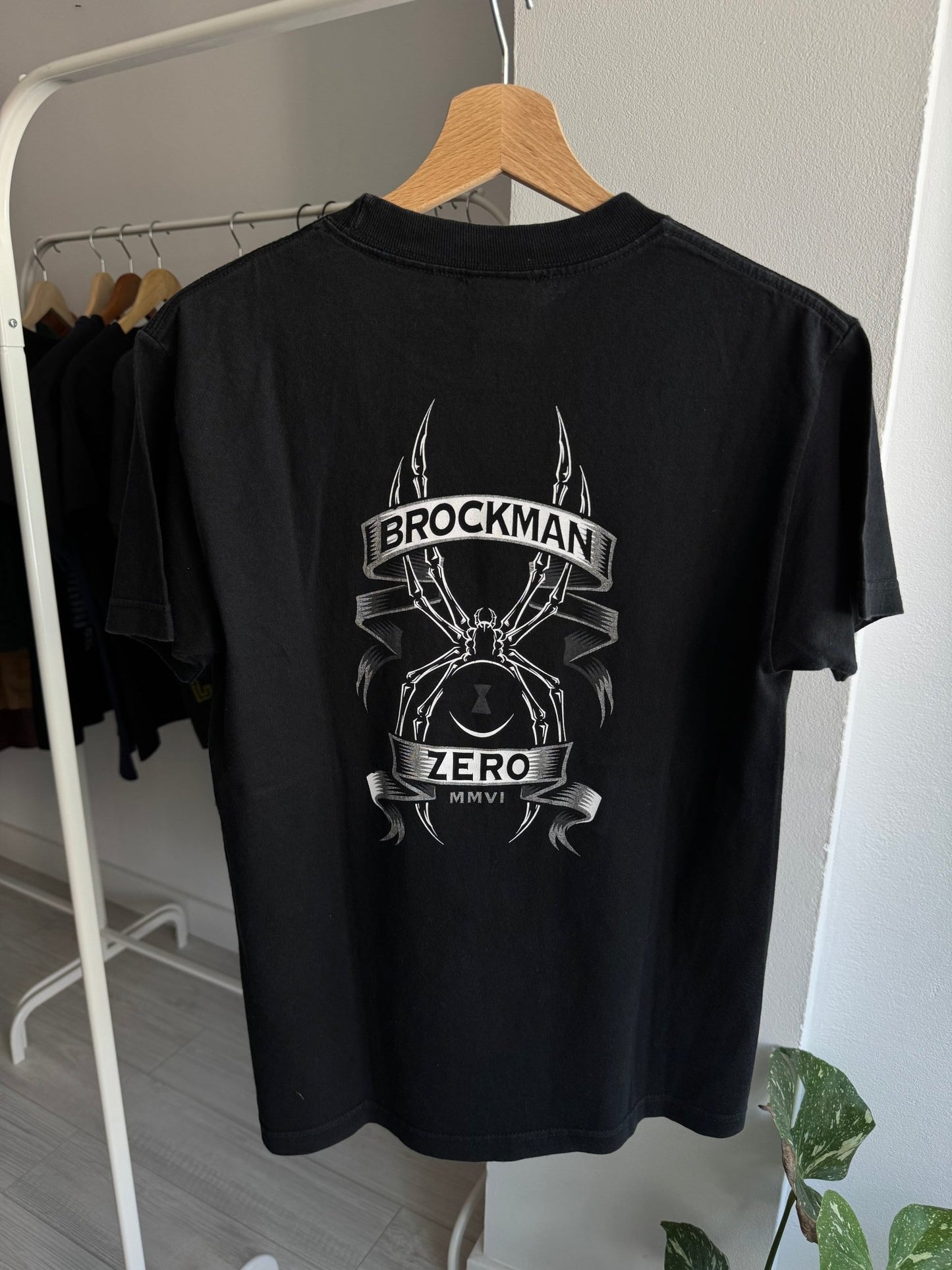 🛹 Tricou Zero James Brockman Black Graphic – S Bărbați - anbracaminte