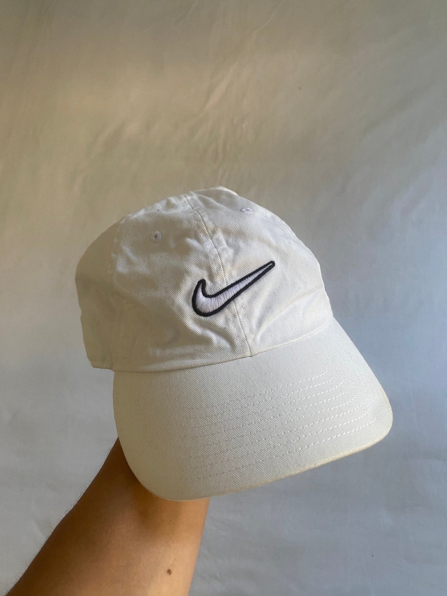 Y2K White Nike Swoosh Cap - anbracaminte