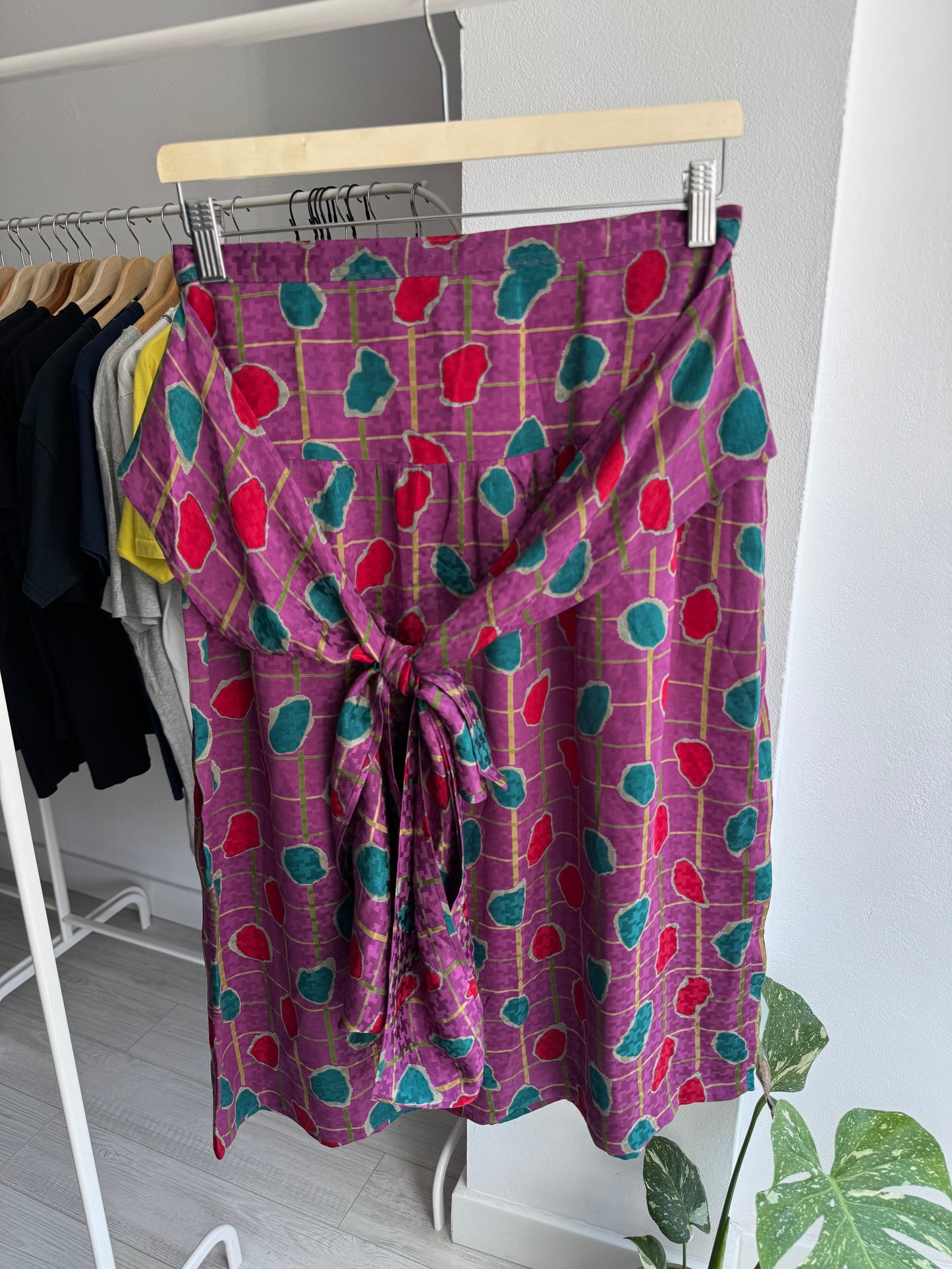 ☀️ Fustă Vintage cu Print și Detaliu Eșarfă – Approx. M Damă