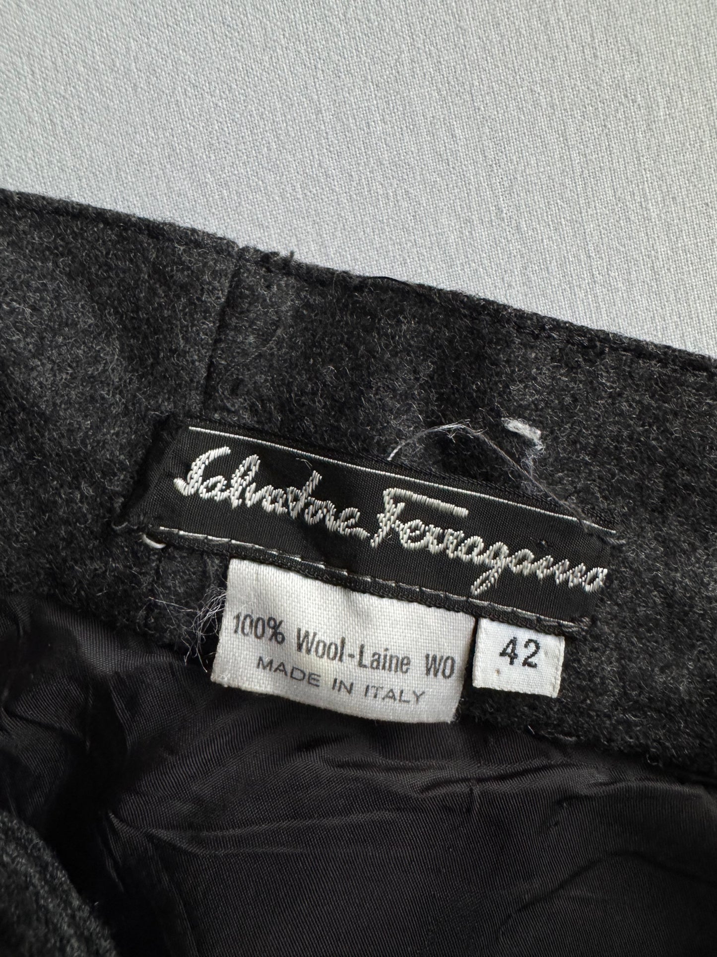 💼 Pantaloni Vintage Damă Salvatore Ferragamo Office din Lână Gri Închis – S (IT 42)