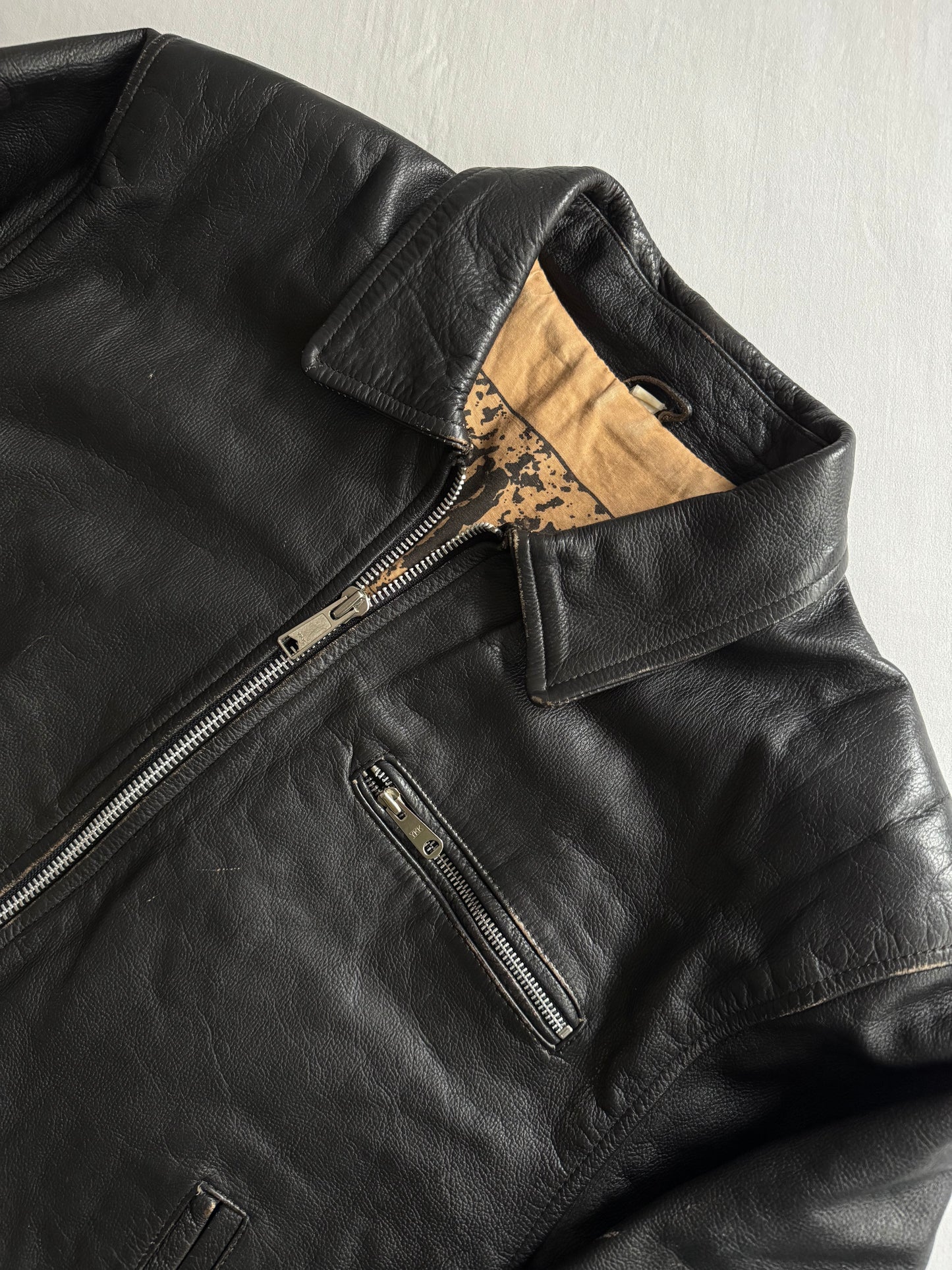 🏍️ Geacă vintage din piele neagră pentru bărbați – mărimea L – croială cropped – piele naturală cu patină autentică